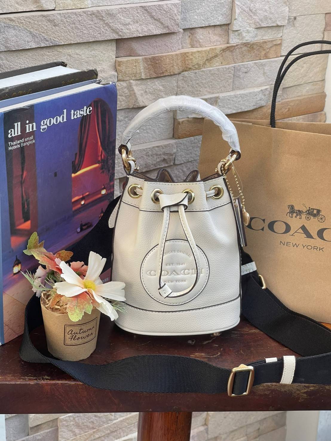 COACH DEMPSEY BUCKET BAG 15 WITH COACH PATCH AND HEART CHARM สวยงามด้วยดีไซน์ทรงตะกร้าแบบมินิมอลแสนน่ารัก ดีเทลสะดุดตา รูปทรงจดจำง่าย ถือแบบชิคๆ หรือยิ่งไปกว่านั้น สายสะพายของกระเป๋าก็สามารถถอดออกเพื่อเปลี่ยนรูปแบบการสะพายได้ทั้งแบบสะพายไหล่และสะพายคาดลำต