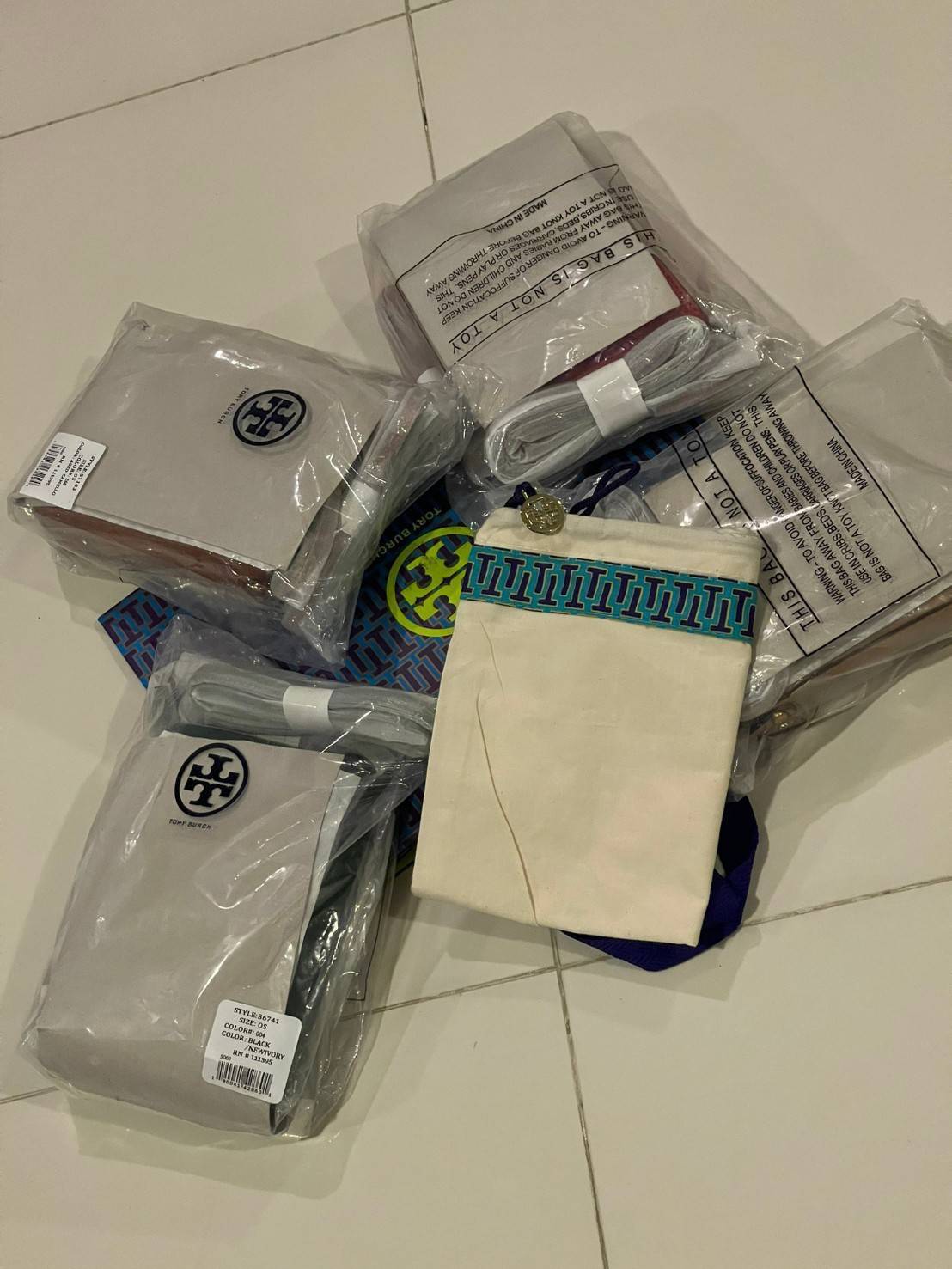 ของแท้ 💯% TORY BURCH MILLER METAL PHONE CROSSBODY อีกหนึ่งกระเป๋าใส่มือถือรุ่นฮิตที่เชื่อว่าหลาย ๆ คนต้องเคยเห็นผ่าน ๆ ตามาอย่างแน่นอน