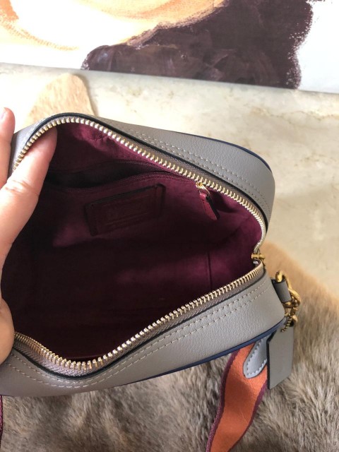 OUTLET 】COACH Camera Bag In Colorblock With Coach Patch (COACH F79278) 🍁หายากมากๆแล้วรุ่นนี้**จะถือ หรือสะพาย ได้ตามใจสั่ง //วัสดุหนังแท้เต็มใบ คุณภาพหนังดีมากๆ ปักโลโกตัวC ด้านหน้า ดูดีแบบไม่ซ้ำใคร //มาพร้อมสายสะพาย 2 สาย >>สายหนัง และสายสป