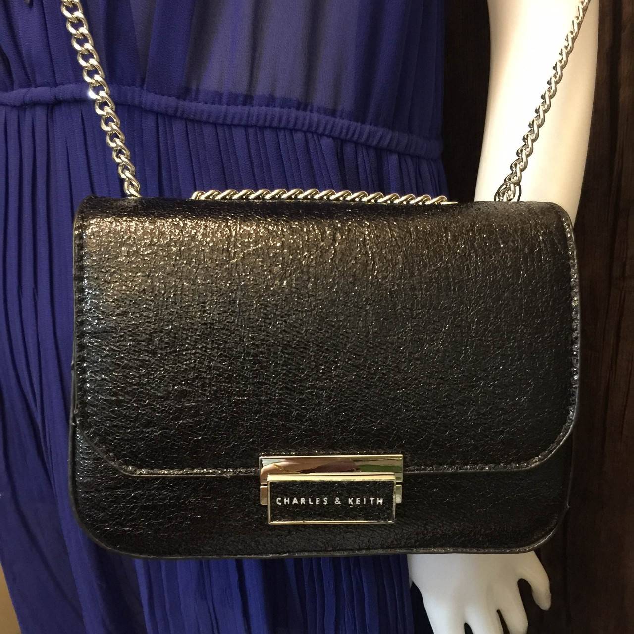 New! 2018 CHARLES & KEITH PUSH-LOCK CHAIN SLING BAG กระเป๋าสะพายโซ่ ทรงสวยสไตล์คุณหนู หนังpuลายคาเวียร์ ทรงแข็ง ฝาเปิด-ปิดด้วยตัวล็อคปั๊มโลโก้ ภายในมีช่องซิปเล็ก 1 ช่อง และช่องใส่บัตร สามารถใส่ iphone+ และของจุกจิกเพิ่มเติมได้ ด้านหลังมีช่องเล็ก 1 ช่อง สะ