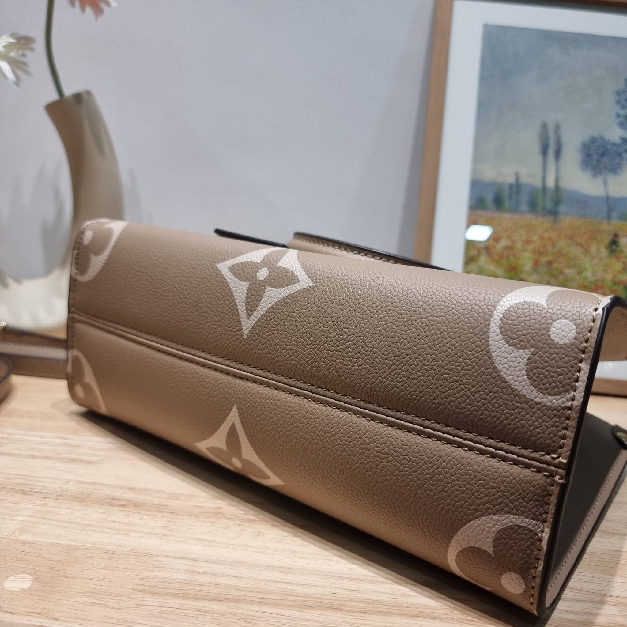 LV Onthego / LV crossbody tote bag กระเป๋าทรงโท้ทเวอร์ชั่นดั้งเดิม ที่คลาสสิค ผู้ดี หรูหรา โทนสีใช้งานง่าย ได้ทุกลุค ทุกสไตล์ วัสดุหนังลูกวัว ผิวลายเกรน มาพร้อมหูจับในตัว คล้องแขนก็ดูแพง หรือจะเกี่ยวสายครอสสะพายก็อัพลุคได้เลย ภายในโล่งกว้างมาก มีอะไหล่เกี