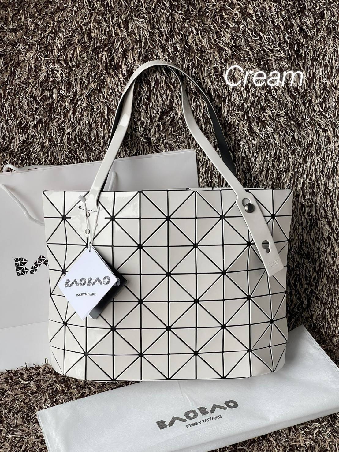Bao Bao Issey Miyake ROCK MATTE ซีรีส์นี้จะเป็นทรงสี่เหลี่ยมผืนผ้า มีซิปปิดด้านบน ถือเป็นรุ่นที่เหมาะกับการใช้งานในชีวิตประจำวัน สามารถพับมุมและบริเวณด้านล่างของกระเป๋าเพื่อเพิ่มความสะดวกสบายในการใช้งาน ทั้งยังช่วยให้วางกระเป๋าในแนวตั้งได้อีกด้วย แผ่นต่อส