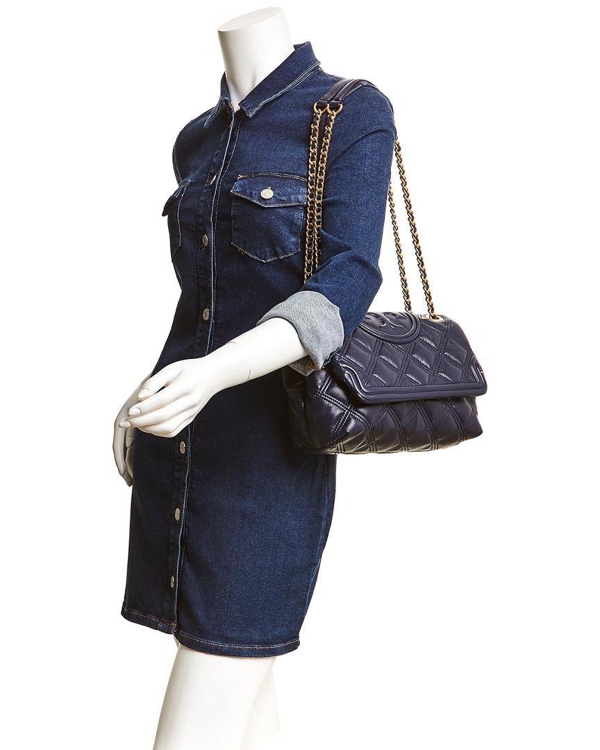 TORY BURCH FLEMING SOFT CONVERTIBLE SHOULDER BAG รุ่นหายากที่สาวๆตามหา มาพร้อมเสิร์ฟความสวยถึงบ้านไปเลยจ้า รอบนี้คัดสีสวยๆมาให้ได้ช้อปกันอย่างจุใจไปเลย กระเป๋าสะพายไหล่ หนังแท้นิ่มเต็มใบ สวยหรูดูแพง เปิด-ปิดด้วยตัวกดล็อคแน่นหนา สายสะพายในตัวปรับใช้ได้ 2 แ