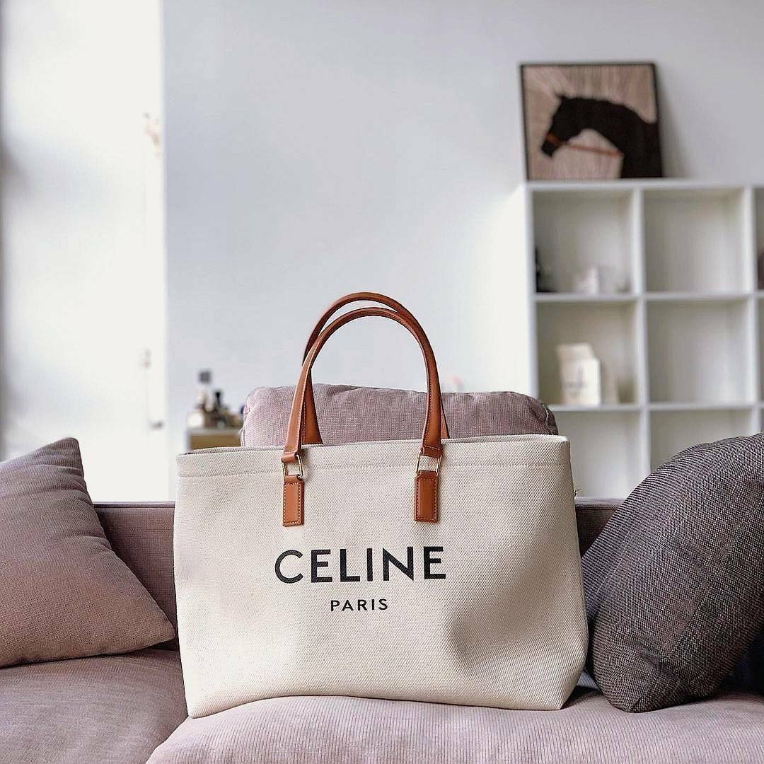 CELINE PHANTOM TOTE BAG VIP GIFT WITH PURCHASE (GWP) พรีเมี่ยมกิ๊ฟ Limited Edition จาก CELINE PERFUME DUTYFREE COUNTER วัสดุ Canvas & Grained cowhide ดีไซน์ทรง Shopping ขนาดใหญ่กำลังดี เนื้อหนาแข็งแรง น้ำหนักเบา โดดเด่นที่ห้อยTagแม่กุญแจอะไหล่ทองสามารถใช้