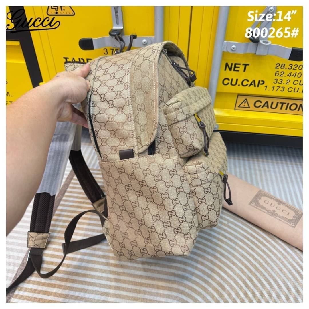 GUCCI Medium backpack with GG logo กระเป๋าเป้รุ่นใหม่เปิดตัวบนรันเวย์ Fall Winter 2024 รูปทรงผสมผสานความเรียบหรูและสปอร์ต พื้นหลังแต่งลายนูนพร้อมซับหลัง สะพายได้นานรับน้ำหนักได้ดี