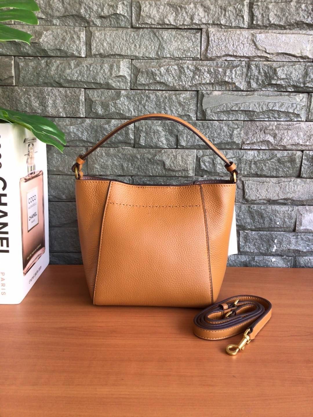 คอลเลคชั่นขายดี มากี่รอบๆ ก็หมดไวทุกรอบ!! TORY BURCH MCGRAW MINI BUCKET BAG กระเป๋าสะพาย และ ถือ คล้องแขน ทรงถัง สะพายได้ 2 ทรง ผลิตจากหนังแท้ หนังลูกวัว หนังนุ่ม หนังหอม น้ำหนักเบามากกก!! หนังลื่น นิ่มสวยมากๆ!! ด้านหน้าประดับโลโก้แบรนด์ ภายในโล่งกว้าง มี