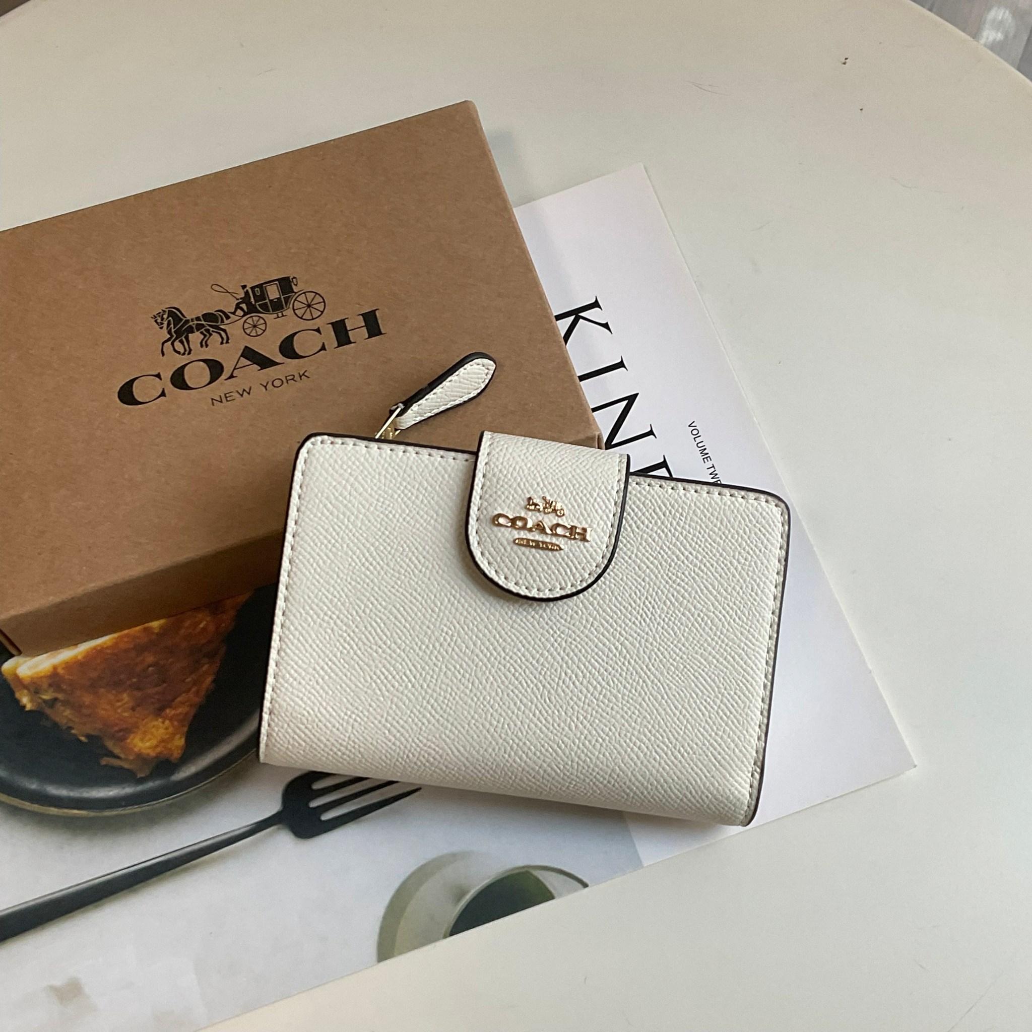 COACH SMALL WALLET IN SIGNATURE CANVAS กระเป๋าสตางค์ใบกลาง แบบพับสองตอน เปิดปิดด้วยกระดุมปั้มแบรนด์ ด้านในมีช่องใส่บัตรหลายช่อง พร้อมช่องใส่รูป และช่องใส่ธนบัตร ด้านหลังมีช่องซิปเหรียญอีกหนึ่งช่อง น้ำหนักเบา พกพาสะดวก อะไหล่ทองสุดหรู ห้ามพลาดค่ะ!