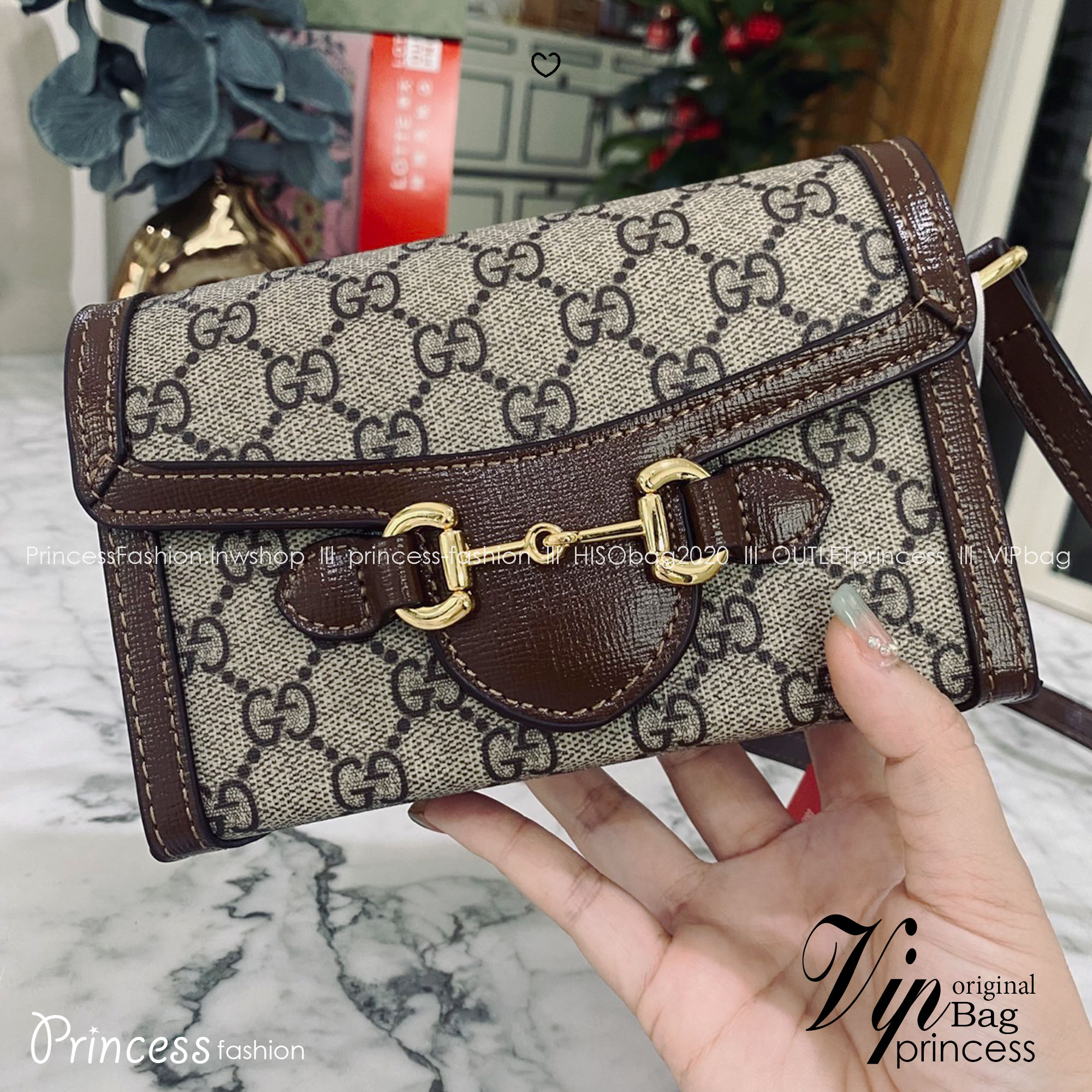 GUCCI Horsebit 1955 Mini Bag กระเป๋าสะพายทรงกล่องสวยอยู่ทรง ใส่โทรศัพท์หรือของใช้เล็กน้อยได้อย่างคล่องตัว แฝงความหรูราคาดีงามจัดมาให้พร้อม box set เป็นใบที่จะหยิบใช้ได้บ่อยๆ ด้วยขนาดกำลังดีใบนี้เอาอยู่เลยค่ะ