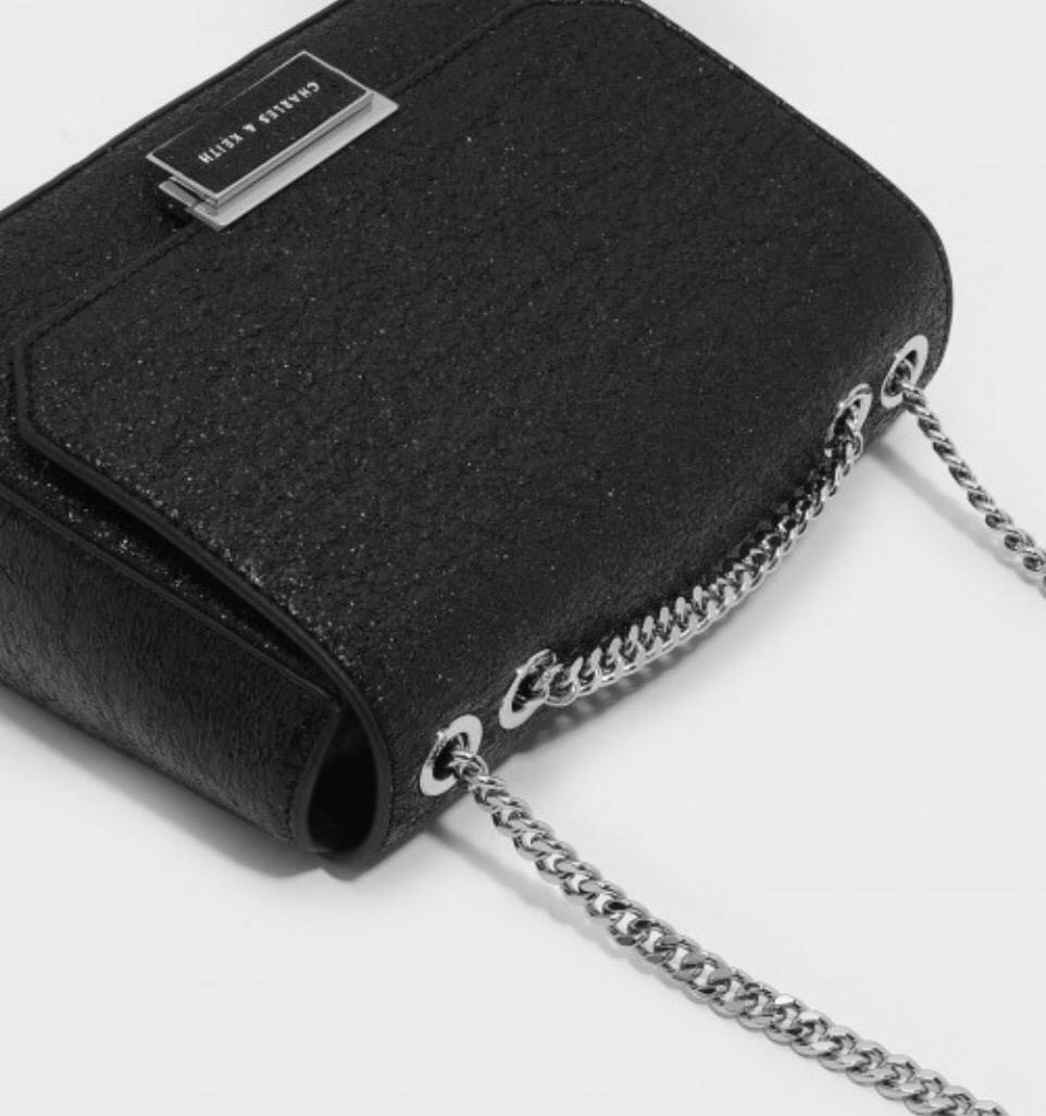 CHARLES & KEITH PUSH-LOCK CHAIN SLING BAG 2018 กระเป๋าสะพายวัสดุหนังคาเวียร์สวยอยู่ทรง ขนาดมินิกำลังดี น้ำหนักเบา เปิดปิดด้วยฝาปิดตัวล็อคปั๊มโลโก้ด้านหน้า ภายใน มีช่องซิป และช่องใส่บัตร มาพร้อมสายสะพายโซ่ยาวสามารถซ้อนสายสั้นสะพายไหล่ หรือสายยาว Crossbodyไ