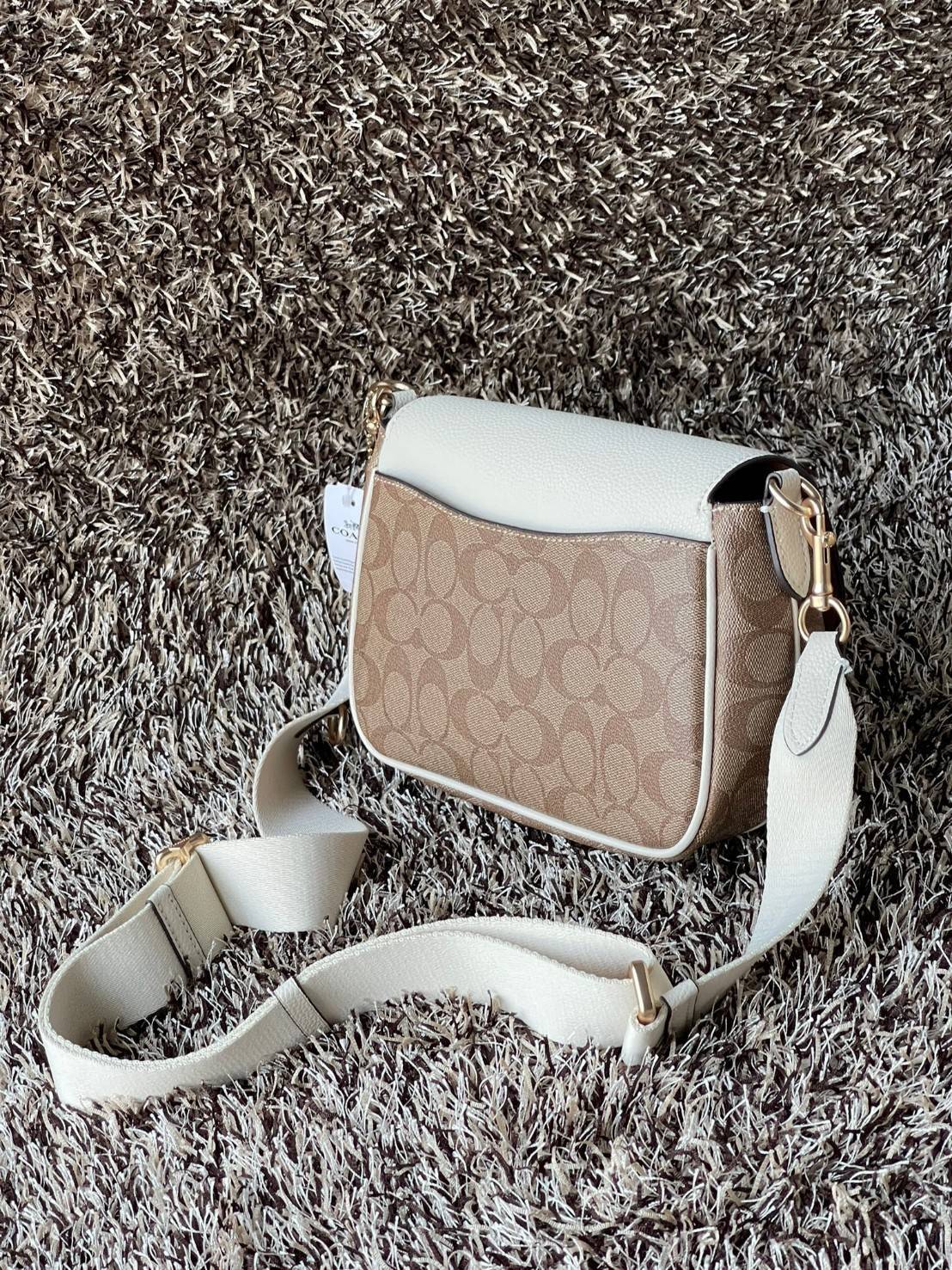 COACH Lucy Crossbody กระเป๋าใบนี้ขนาดกะทัดรัดกำลังดี เพียงพอสำหรับใส่ของจำเป็นที่ต้องการพกติดตัว ที่สำคัญใช้งานง่ายสามารถหยิบของได้สะดวกรวดเร็ว วัสดุผ้าใบเคลือบซิกเนเจอร์และหนังกรวดละเอียด ด้านในมีซิปและกระเป๋าอเนกประสงค์ ปิดสแน็ปอิน กระเป๋าแบบเปิดด้านนอก