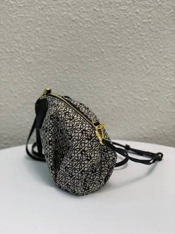 LOEWE Mini Canvas Anagram Jacquard Elephant Bag คอลเลคชั่นใหม่ล่าสุด น้องช้างไซส์มินิน่ารักมากมาย งานแบรนด์หรูจากประเทศสเปน โลเอเว่ (LOEWE) กระเป๋ารูปทรงช้างเป็นเหมือนหนึ่งในซิกเนเจอร์ของแบรนด์ ดีไซน์คงเอกลักษณ์วัสดุ Anagram Canvas Jacquard Fabric ผสมผสาน