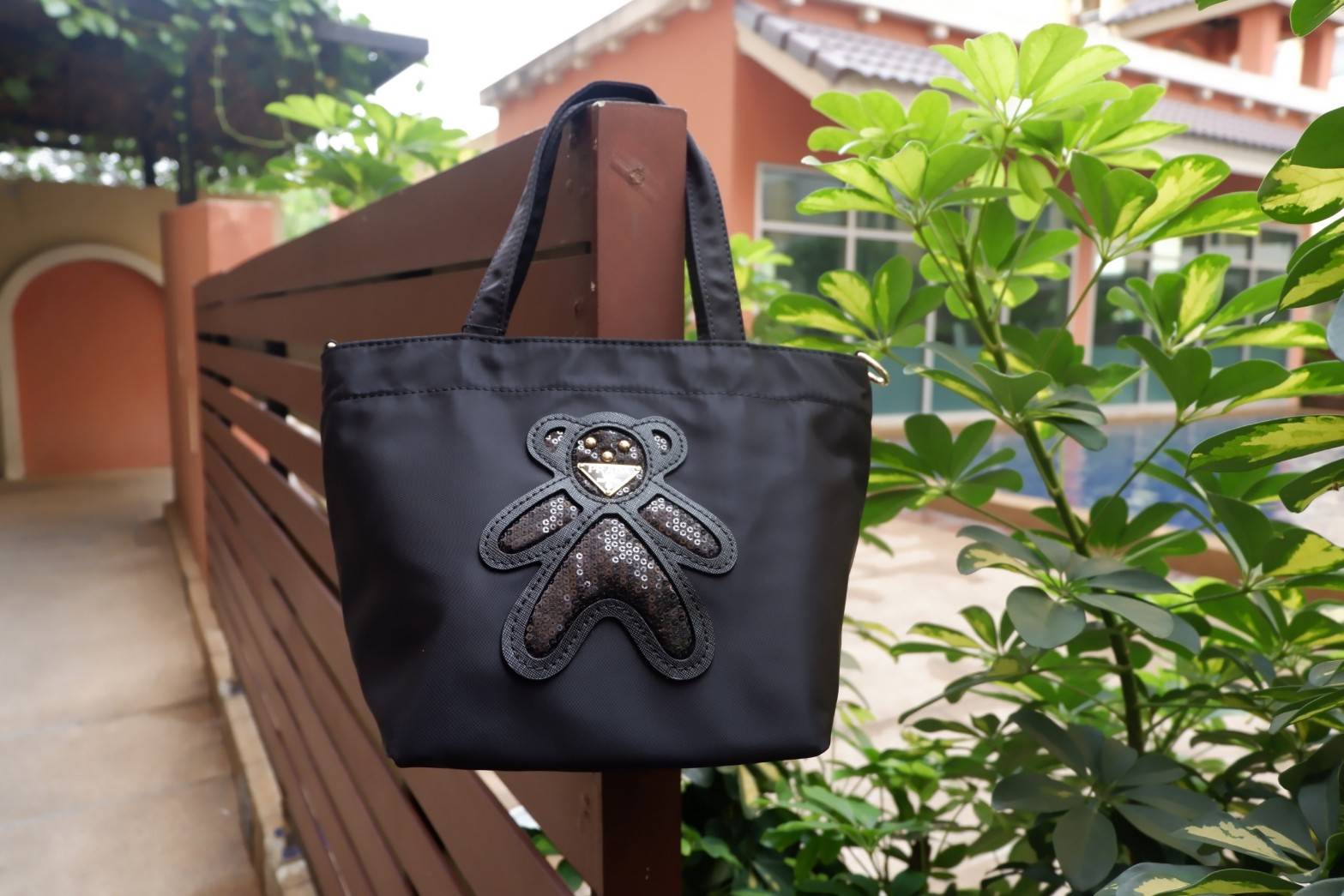 BEST SELLER !! สำหรับกระเป๋าอเนกประสงค์ ทรง Mini TOTE จากแบรนด์ PRADA เป็น กระเป๋าผ้าไนล่อน ตามแบบฉบับของแบรนด์เลย ใบนี้มีสายยาวให้ค่ะ เลิศมาก สะพายเป็น Shoulder bag หรือถือได้คะ ด้านหน้าเป็นลายหมี ปั๊กกลิ้ตเตอร์ +logo brand ใช้แล้วสวยมากๆ อะไหล่ทองหรูมาก