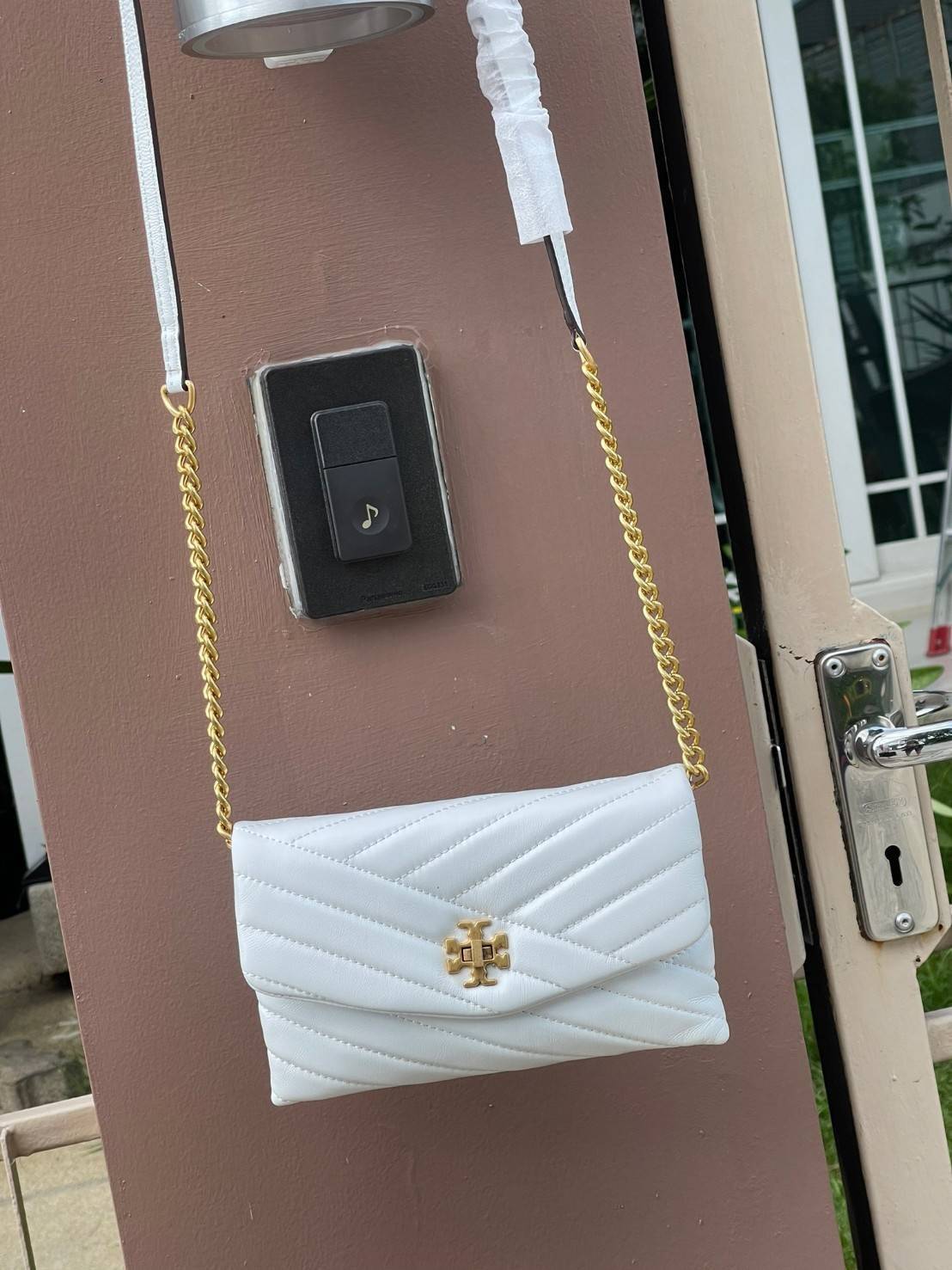 ของแท้ 💯% 】Tory Burch Kira Chevron Chain Wallet Bag เน้นความเรียบหรูดูแพง ต้องยกให้รุ่นนี้ ซึ่งมีขนาดกะทัดรัด ให้ลุคสาวมั่น Active ดูทะมัดทะแมง เหมาะสะพายในวันลำลอง และด้วยความที่เป็นแบรนด์ของทอรี่