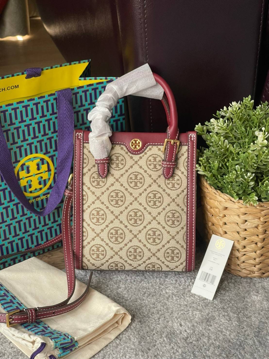 Tory burch t monogram jacquard mini tote ลวดลายT monogram ด้วยโลโก้สุดไอคอนนิคของแบรนด์ โดดเด่นด้วยกราฟฟิคและดีไซน์ ออกมาในหลายรูปแบบหลายคอลเลคชั่น แต่ละคอลเลคชั่นสวยหรูไม่แพ้กัน ทรงมินิโท้ท ขนาดกำลังดี ใช้งานง่าย ก็เป็นอีกหนึ่งรุ่นที่ทันยุคทันสมัยที่สาวๆ