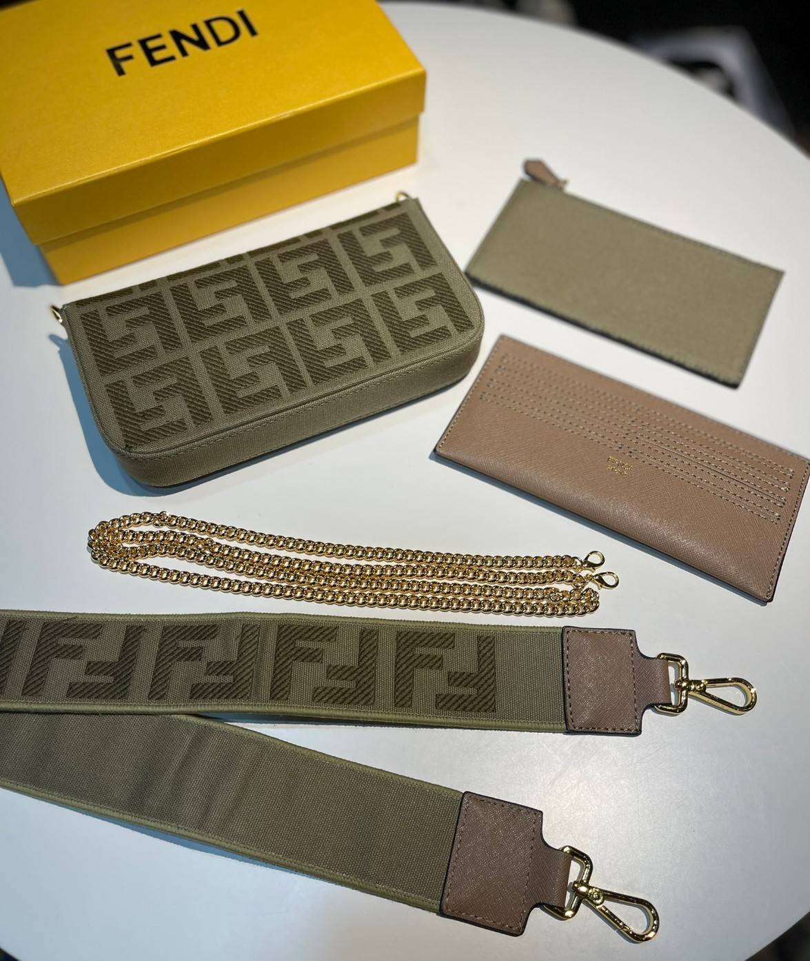 หนังแท้ Fendi Wallet On Chain With Pouches leather mini-bag กระเป๋าสะพายข้างทรงเหลี่ยมตกแต่งด้วยโลโก้ Fendi กระดุมแป๊ก มาพร้อมกระเป๋าด้านในแบบถอดได้ถึง 2ใบ สุดคุ้ม พร้อมสายโซ่และสายสปอร์ตถอดออกได้ ไอเท็มนี้ไม่ควรพลาดเลยค่าา