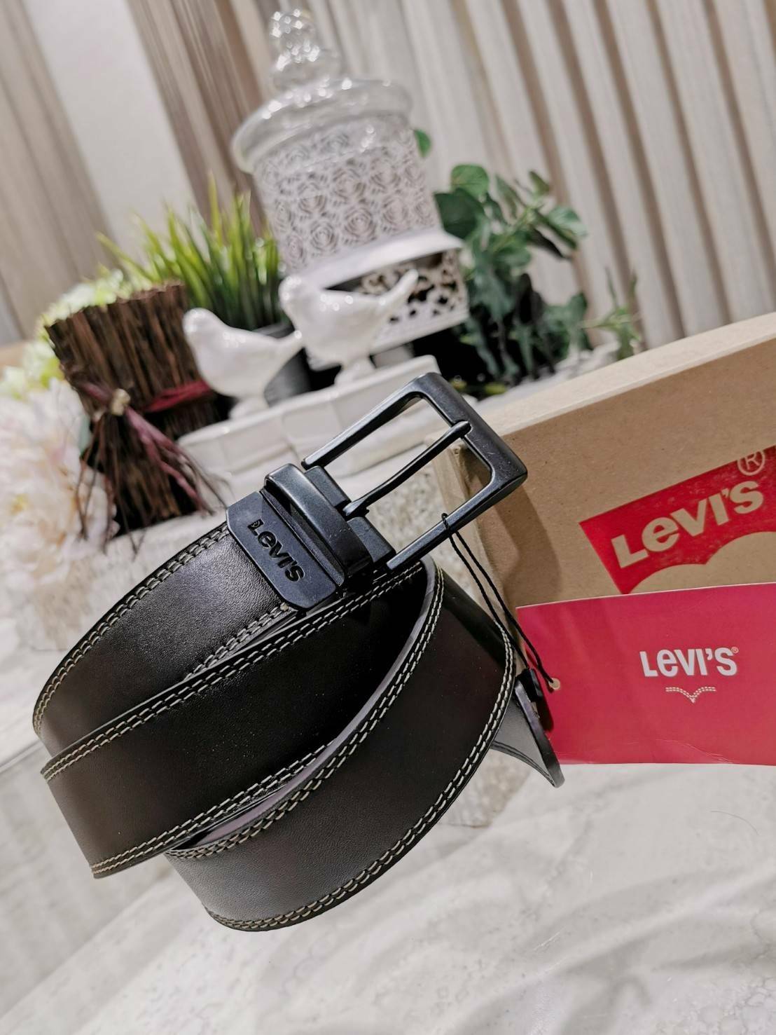 Levie's men reversible Leather Belt Gift Box รุ่นยอดนิยมสายเข็มขัดด้านหนึ่งเป็นสีดำอีกด้านเป็นสีน้ำตาลสามารถสลับด้านใช้ได้ หัวเข็มขัดอะไหล่โลหะปั้มโลโก้สามารถปรับพลิกหน้าหลังได้ดีไซน์คลาสสิคเข้าได้กับทุกชุดสายสามารถปรับได้หลายระดับ แข็งแรงทนทานสินค้า