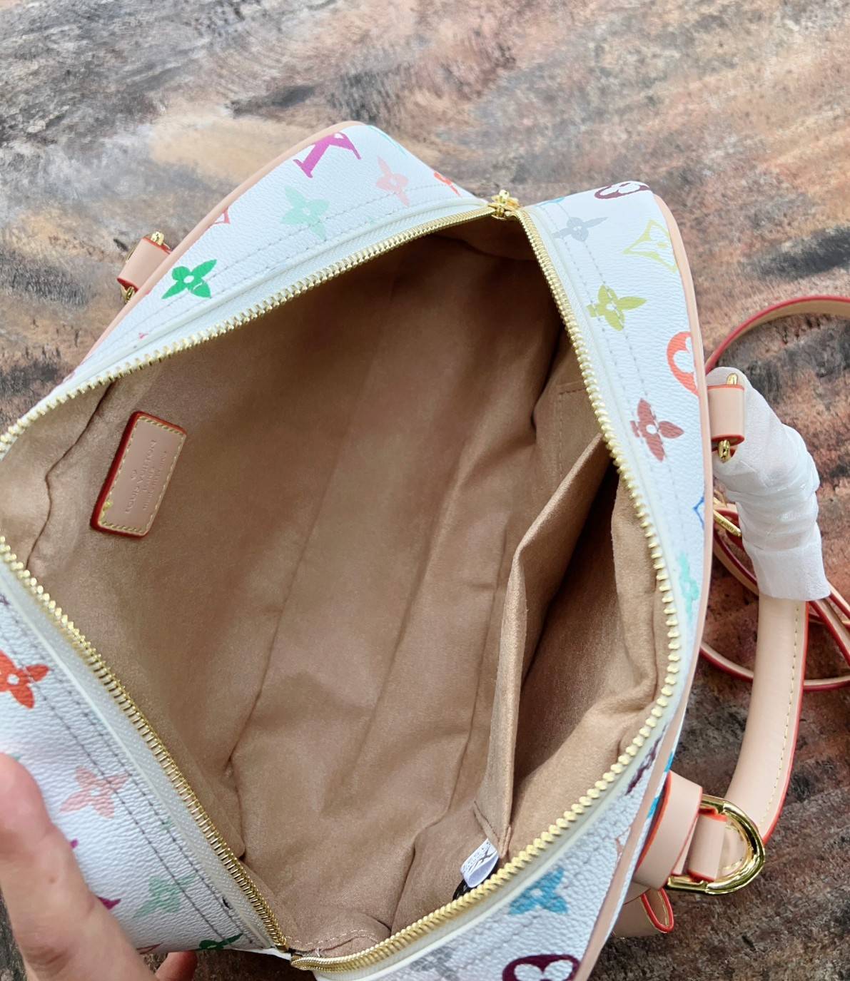 ORI หนังแท้ | LV x TM Handbag East West Murakami ซีซั่นนี้จะเป็นรุ่นไหนไปไม่ได้นอกจากรุ่นใหม่ล่าสุด พิมพ์ลายโมโนแกรมทั้งใบทรงล้ำสมัย หนังแท้นิ่มอย่างดี ประดับด้วยหมุดโลหะสีทองสุดหรูค่ะ