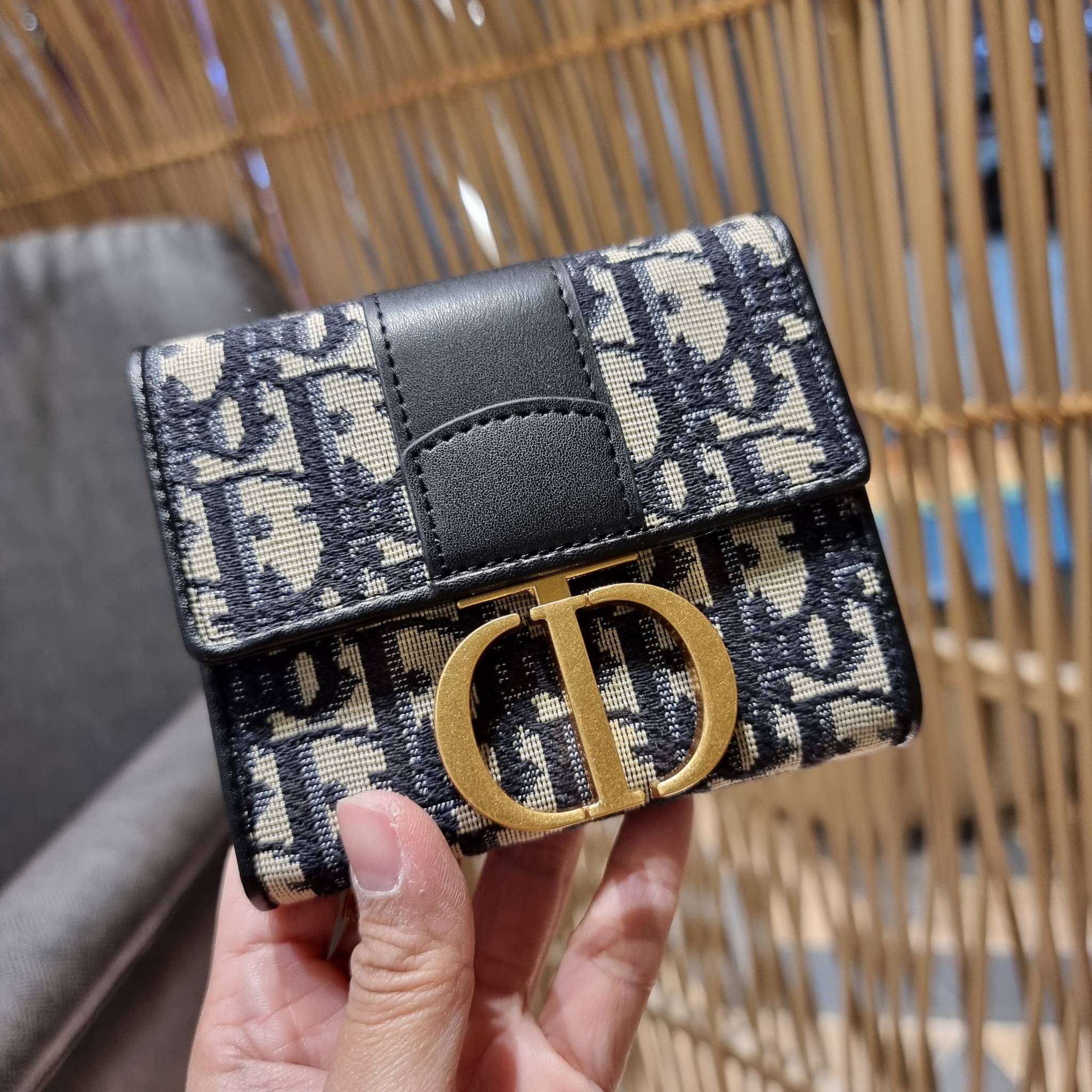 VIP 】CD TRIFOLD WALLET WITH GWP ที่สุดของความคลาสสิค กระเป๋าสตางค์ใบสั้นแบบพับ พรีเมี่ยมกิ๊ฟจากเคาน์เตอร์ วัสดุผ้าแคนวาสปักลาย สลับหนังแท้ภายใน โลโก้สีทองเหลือง สวยวินเทจ โดดเด่นเป็นเอกลักษณ์ ภายในมีช่องใส่บัตร ใส่ธนบัตร ใส่เหรียญได้ คัดมาให้แบบปังๆ ต้องจ