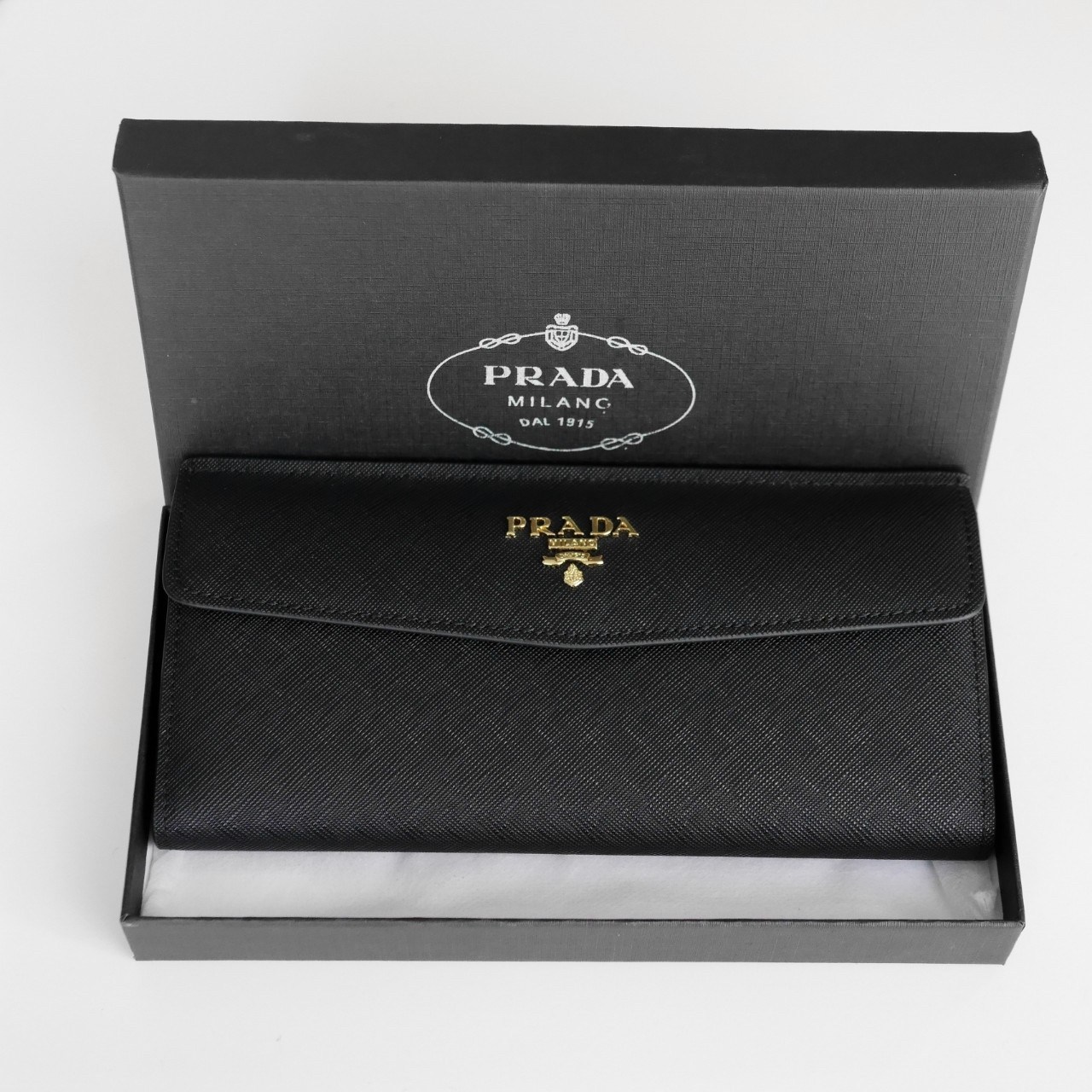 พร้อมส่งครบสีค่ะ 🖤💙💖 Best Seller PRADA LONG WALLET กระเป๋าสตางค์ยาว **รับทรัพย์ ทรงหรู จากงานพรีเมี่ยมกิ้ฟ จากเคาเตอร์ต่างประเทศ จากแบรนด์ PRADA ลายหนัง SAFFIANO มีช่องใส่บัตร ถึง 12 ช่อง และช่องซิปใส่ของจุกจิกได้ น้ำหนักเบา จับถนั