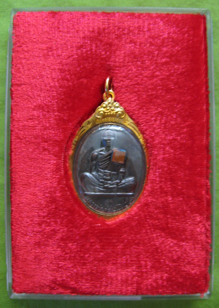 สินค้าหมดค่ะ เหรียญย้อนยุคเทพวิทยาคม ปี 2519 หลวงพ่อคูณ วัดบ้านไร่ ติดจีวรเลี่ยมทองไมครอนค่ะ