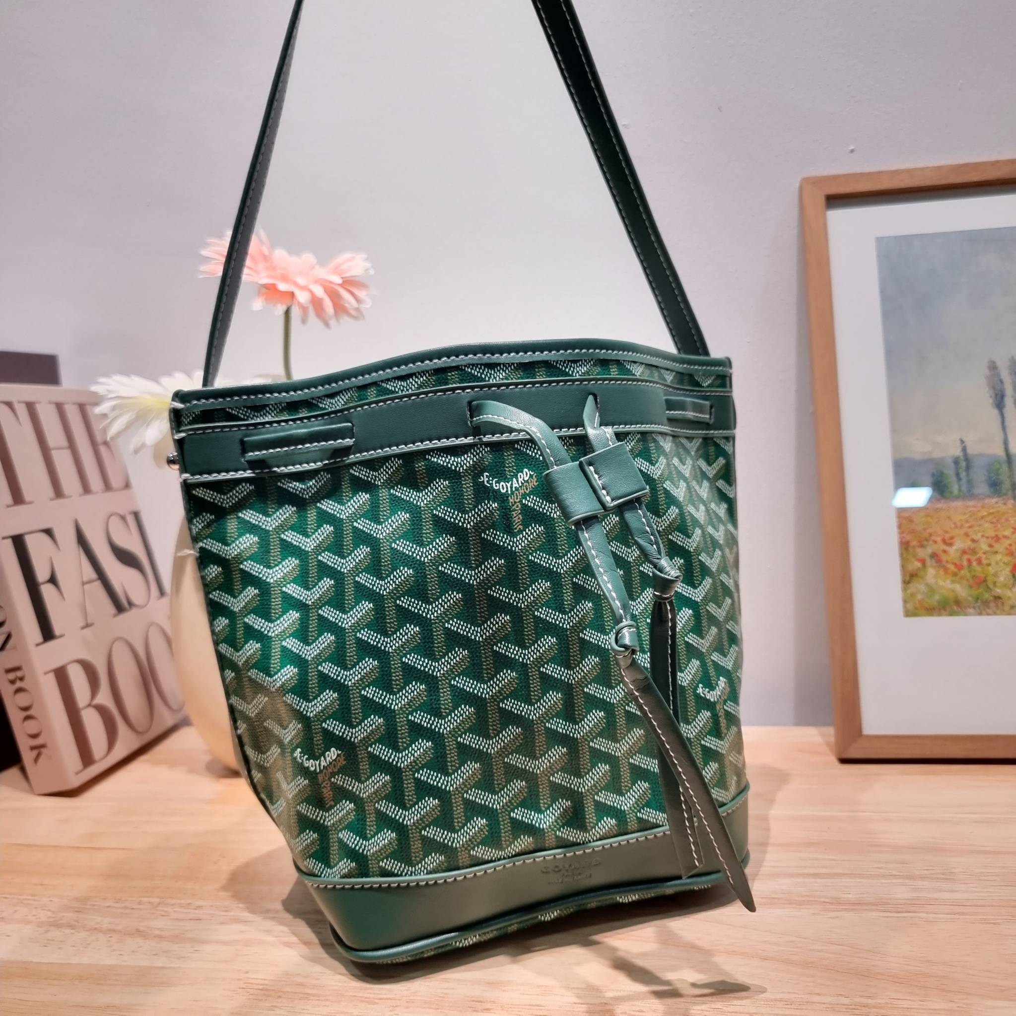 GOYARD PETITE FLOT BUCKET BAG กระเป๋าสะพายทรงบัคเก็ต ที่ดีไซน์สะดวกต่อชีวิตมาก รูปทรงคลาสสิค ดีไซน์เป็นเอกลักษณ์ สดใสทุกสี ดูผู้ดีในตัว วัสดุหนังแคนวาสพิมพ์ลายสวยคม ปากกระเป๋ารูดเปิด-ปิดได้ตามชอบ ภายในเป็นช่องโล่ง ใส่กระเป๋าสตางค์ มือถือ ได้ครบถ้วน มาพร้อ