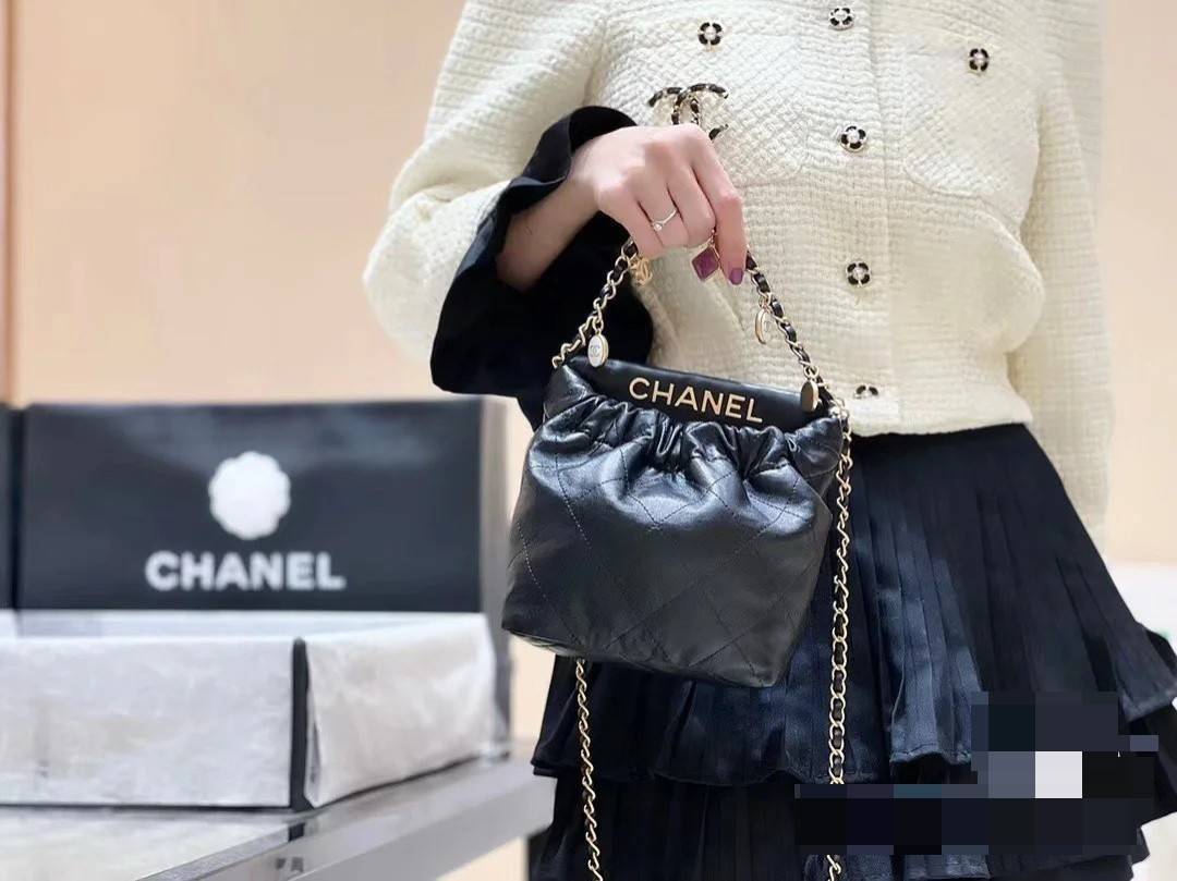 Chanel ss22 shopping tote / Chanel 23P mini bucket bag น่ารักมากๆ กับกระเป๋าสะพายไซส์มินิ ที่ปล่อยผ่านไม่ได้จริง ดีไซน์สายโซ่คล้องแขนตกแต่งอะไหล่ห้อยเพิ่มมูลค่า