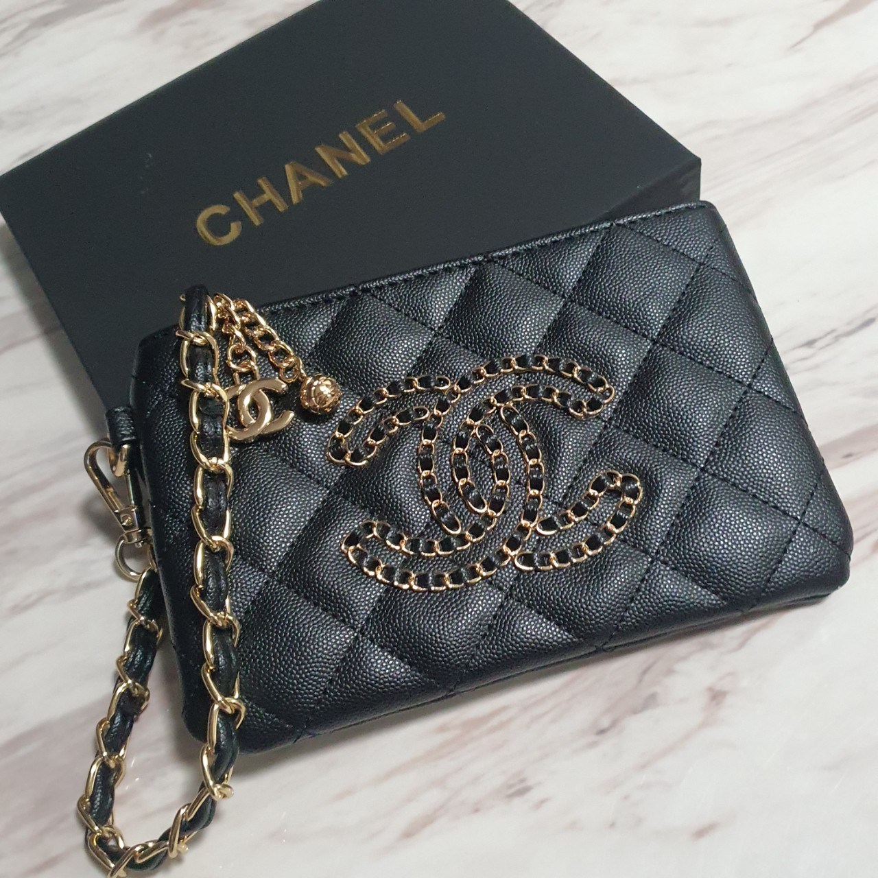 SIZE MINI พร้อมส่งรุ่นขายดี!!! Don't Miss! Chanel Clutch Bag VIP Gift With Purchase (GWP) กระเป๋าคลัชแบนหรือกระเป๋าสตางค์ GWP จาก Chanel Cosmetic Counter Duty free วัสดุหนังคาเวียร์สวยหรูเปิดปิดด้วยซิปสะดวกใช้ ด้านหน้าประดับโลโก้แบรนด์อะไหล่ทองและมี1