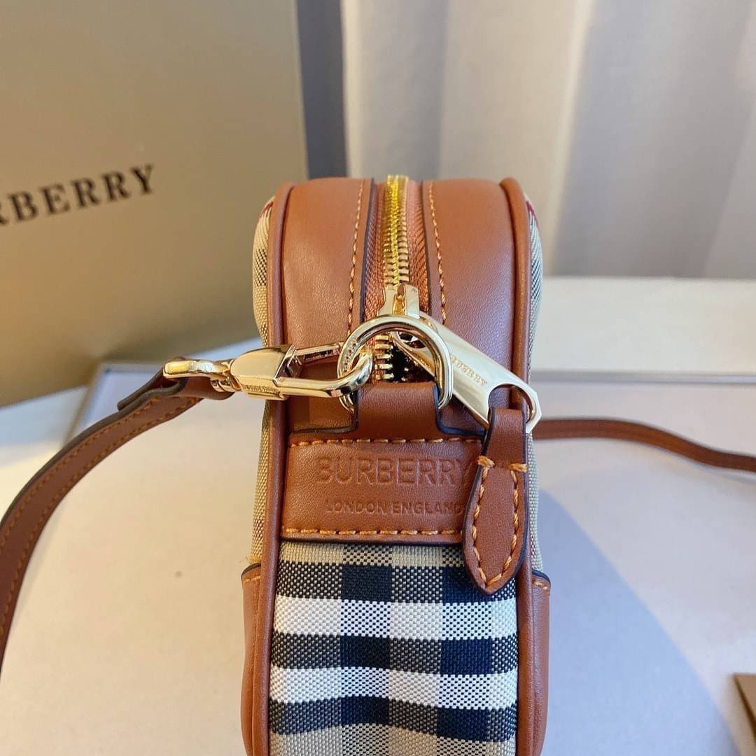 BURBERRY CROSSBODY VINTAGE BAG กระเป๋าสะพายทรง camera ซิปบน ลายซิกเนเจอร์แบรนด์ มาพร้อมสายสะพายยาวครอสบอดี้ งานสวยเป๊ะปั๊มทุกจุด สวยอยู่ทรง เปิดปิดด้วยซิปยาว ภายในมีช่องแบ่งเป็นสัดส่วน สามารถใส่มือถือ iphone เงิน ของจุกจิกได้ สายสะพายหนังยาวปรับระดับได้ อ