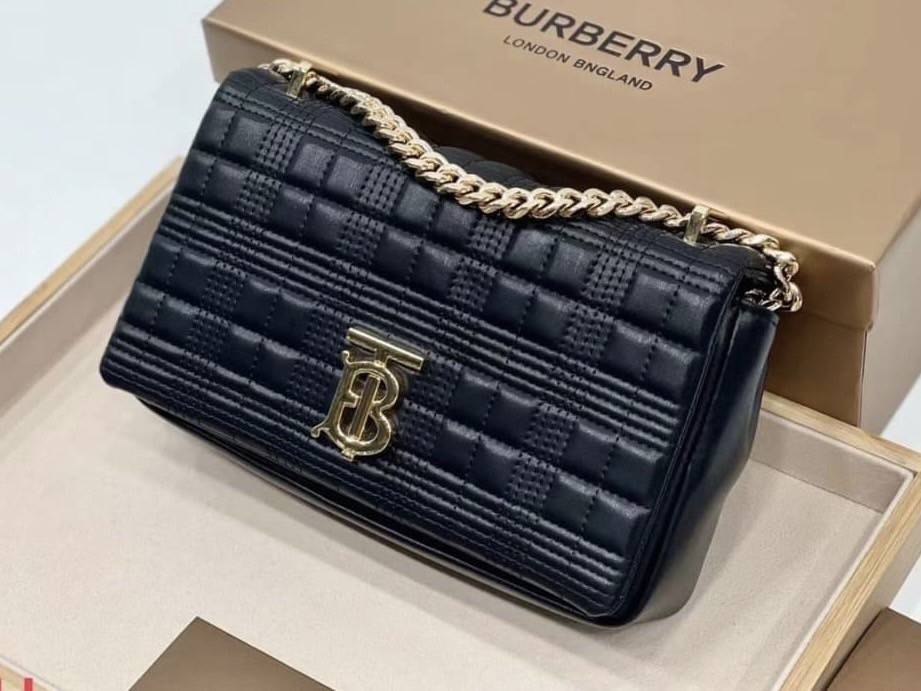 Burberry Quilted Lambskin Lola Bag BURBERRY FRAGRANCES QUITED LAMBSKIN BAG VIP GIFT WITH PURCHASE GWP พรีเมี่ยมกิ๊ฟ Limited จาก BURBERRY Perfume DutyFree หนังแท้ Lambskin หนังนิ่มสวยขึ้นรูปเงา ขนาดกำลังดู ใบฮอตอีกหนึ่งรุ่นที่กำลังมาแรง