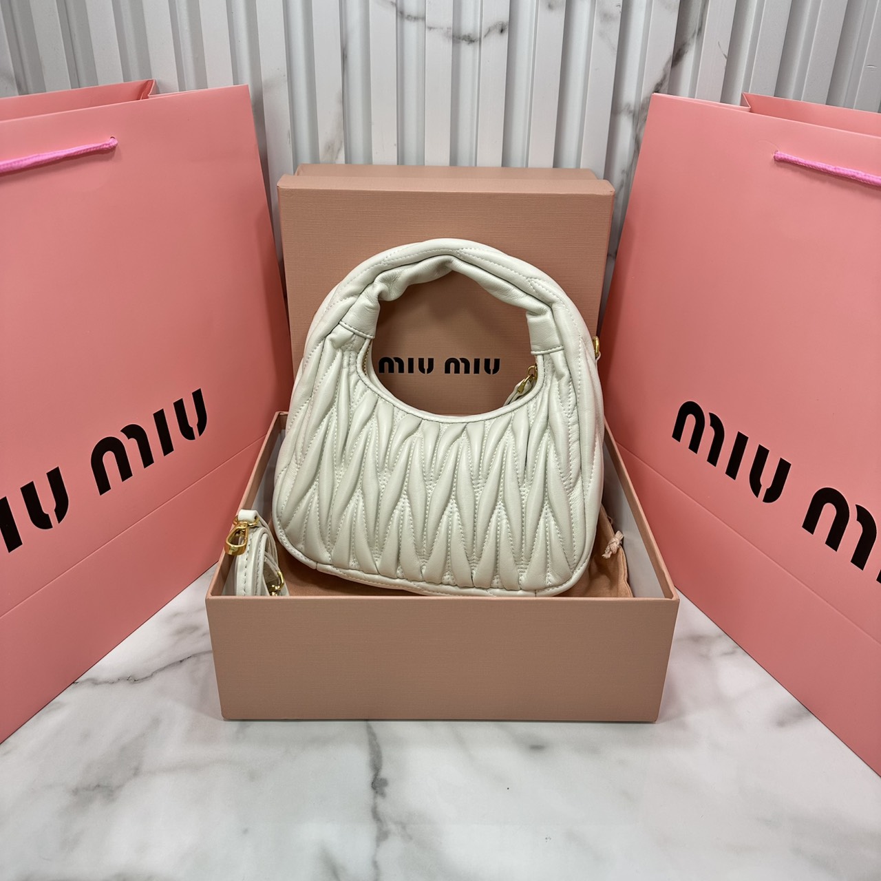 ORI หนังแท้ | MIU MIU Wander matelassé nappa leather hobo bag Small 22cm กระเป๋าสะพายทรงโฮโบ คิ้วท์สุดปัง ลุคลูกคุณหรูหราด้วยดีไซน์จับจีบนูนลวดลายเป็นเอกลักษณ์ หูจับในตัว ถือแบบเลิศๆ หรือจะใส่สายสะพายข้างก็ได้อีกลุค