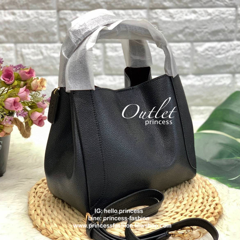 COACH HADLEY HOBO 21 BAG กระเป๋าถือหรือสะพายข้าง เรียบหรู หนังแท้ลายโทโก หนังนิ่ม ปรับเปลี่ยนได้ 2 ทรง ปากกระเป๋ามีกระดุมแม่เหล็ก พร้อมตะขอเกี่ยว ภายในกว้าง ใส่ wallet ยาว mini iPad และของใช้ได้จุ พร้อมสายสะพายยาส ถอด ปรับระดับได้ค่ะ Must have!
