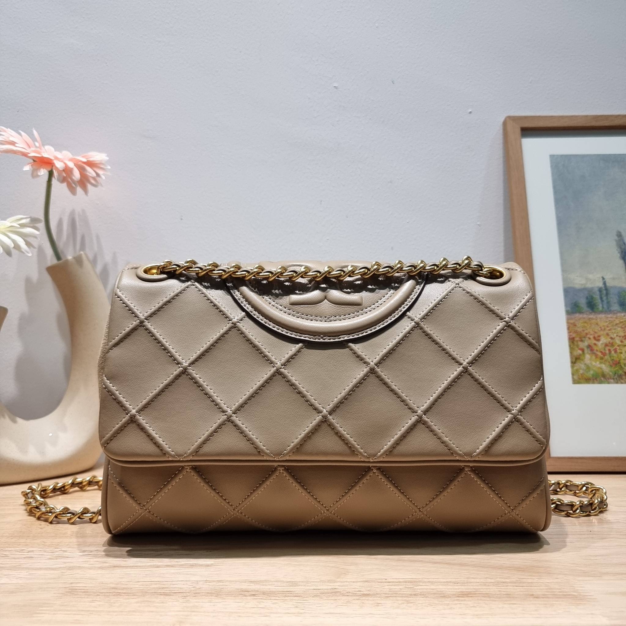 TORY BURCH FLEMING SOFT CONVERTIBLE SHOULDER BAG รุ่นหายาก กับดีไซน์ใหม่ล่าสุด มาพร้อมเสิร์ฟความสวยถึงบ้านไปเลย กับกระเป๋าสะพายไหล่ขนาดกำลังสวย หนังแท้นิ่มเต็มใบ สัมผัสสบายมือ