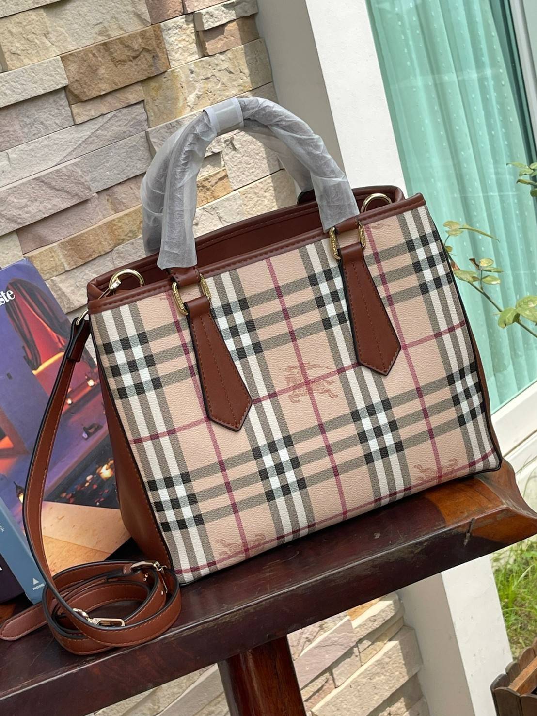 Burberry Medium title tote bag กระเป๋าทำงานดีไซน์สวย เป็นกระเป๋า Tote ที่ออกแบบมาเพื่อให้เหมาะกับการใช้งานของสาวออฟฟิต ที่สามารถจัดของให้เป็นให้ระเบียบ เพราะมีหลายช่องรวมถึงช่องซิป ที่สาทารถช่วยให้แยกของให้เป็นระเบียบและหยิบใช้ได้ง่ายขึ้น ลวดลาย Vintage C