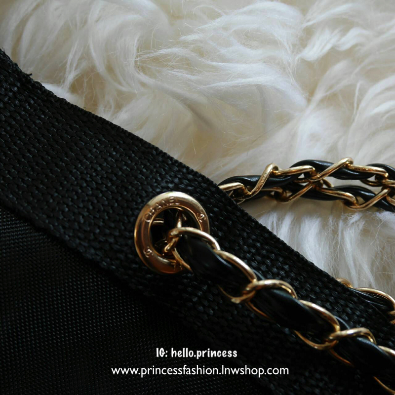 SETคู่สุดคุ้มมม ---- ซื้อ1ได้ถึง2 !!! ---- Chanel Shopping Ribbin bag With Chain With + Cosmetic Pouch กระเป๋าสะพายใบใหญ่ทรง Shopping พร้อมกระเป๋าใส่เครื่องสำอางค์ ใบเล็ก จากงานพรีเมี่ยมกิ้ฟของแท้นำเข้าจาก Chanel Perfume Counter ใบใหญ่วัสดุ Nylon โปร่ง *อ