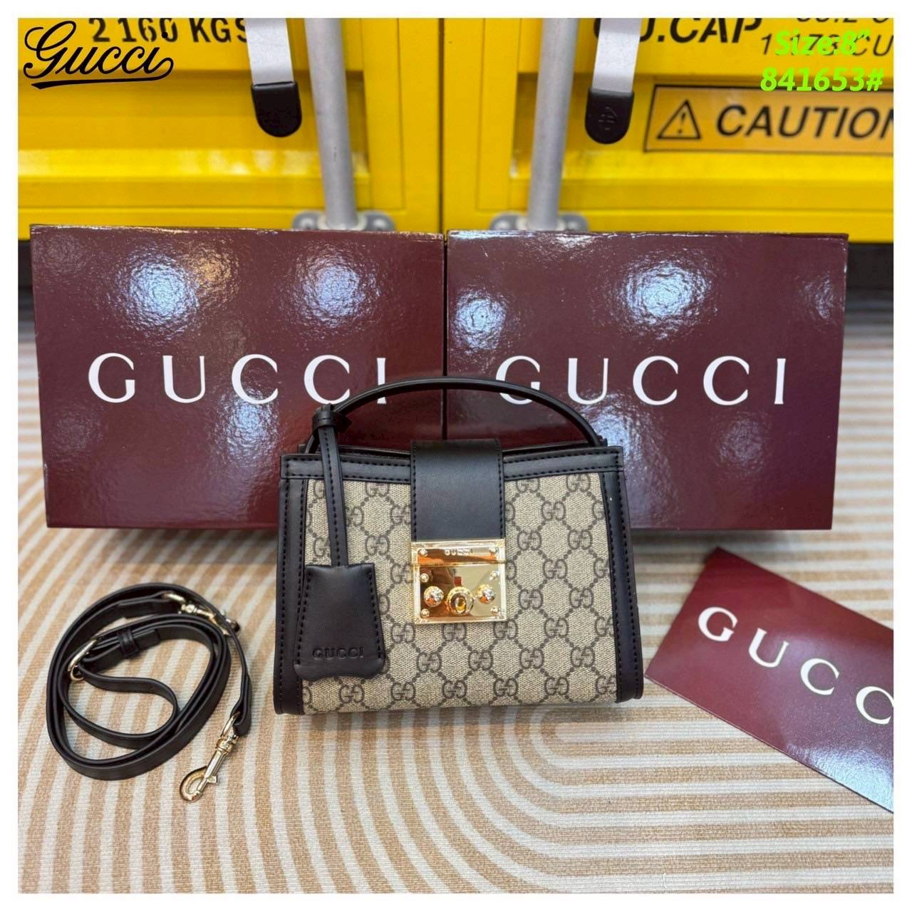 Gucci Padlock small top handle bag กระเป๋าสะพายใบไซส์มินิพร้อมหูจับ ในคอลเล็กชั่น Pre-Fall 2025 แพดล็อกนำเสนอรูปทรงในแบบร่วมสมัยที่สวมใส่ได้หลากหลายสไตล์ ชวนให้นึกถึงลวดลายอันเป็นเอกลักษณ์ของแบรนด์