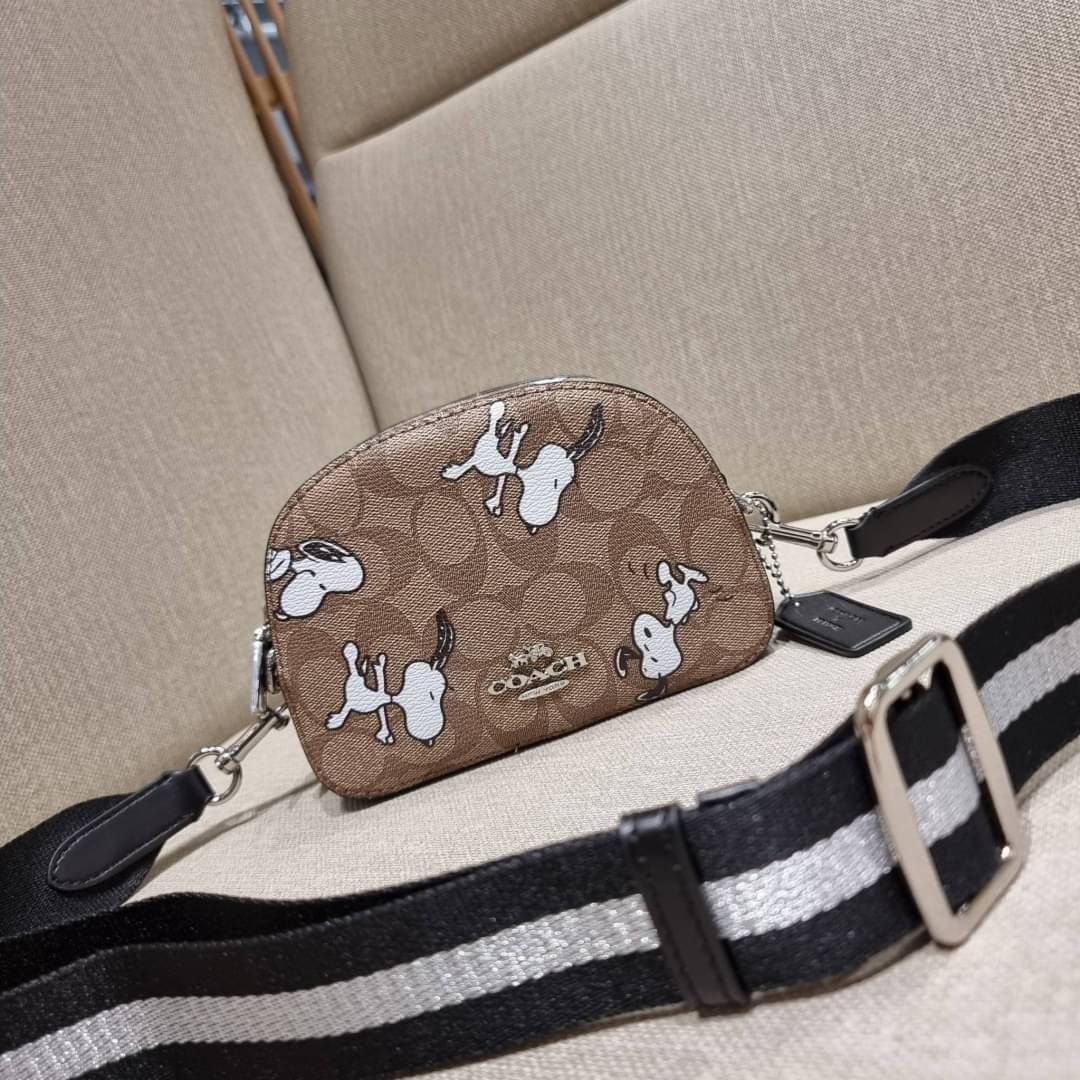 COACH C4590 COACH x PEANUTS MINI SERENA CROSSBODY IN SIGNATURE CANVAS WITH SNOOPY PRINT มาจ้าแม่ มาหนักๆอีกแล้ว กับคอลเลคชั่นที่ขายดี ขายหมด ไม่เคยพอจะขาย!! มินิเซเรนาคอลแลบกับสนูปพีแบบลงตัวที่สุด วัสดุหนังแคนวาสเคลือบลาย เปิด-ปิดด้วยซิป สะดวกใช้ ภายในเป็