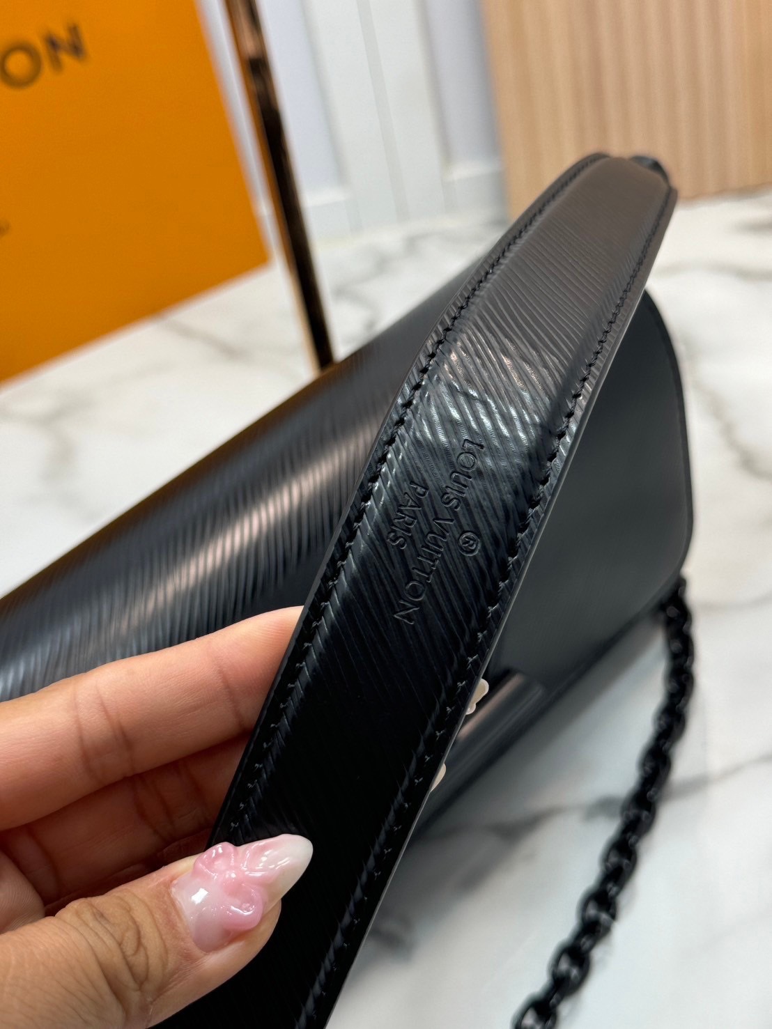 ORI หนังแท้ | LV Twist West Bag กระเป๋าสะพายหนัง Epi ลายเกรน สุดคลาสสิกมาดีไซน์ใหม่ในรูปทรงยาวเผยลุคมีระดับเหนือกาลเวลา ความหรูหราเข้ากับสตรีตสไตล์