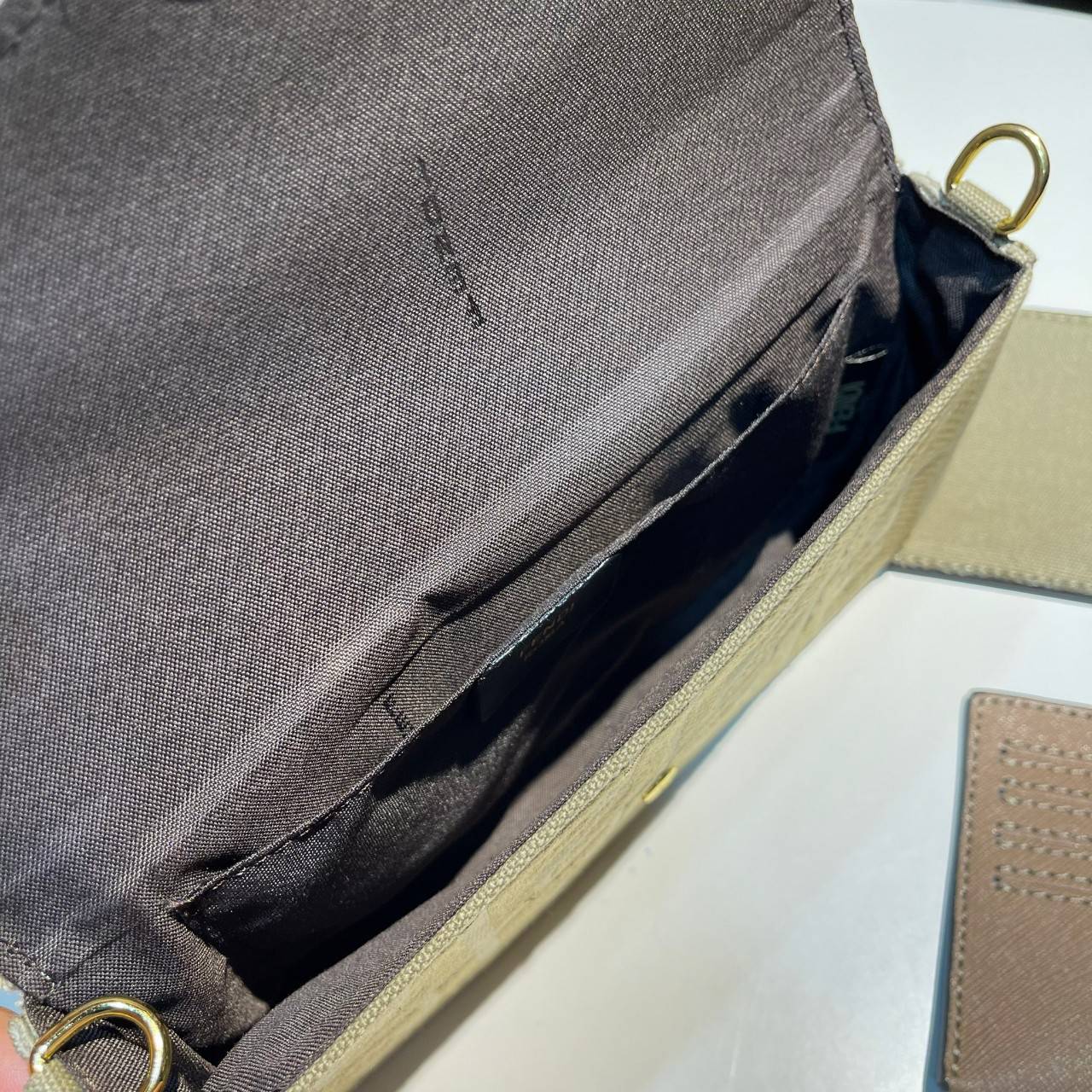 หนังแท้ Fendi Wallet On Chain With Pouches leather mini-bag กระเป๋าสะพายข้างทรงเหลี่ยมตกแต่งด้วยโลโก้ Fendi กระดุมแป๊ก มาพร้อมกระเป๋าด้านในแบบถอดได้ถึง 2ใบ สุดคุ้ม พร้อมสายโซ่และสายสปอร์ตถอดออกได้ ไอเท็มนี้ไม่ควรพลาดเลยค่าา