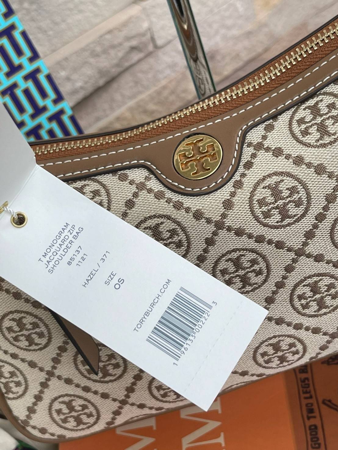 Tory burch T Monogram Jacquard Studio Bag กระเป๋า T Monogram Studio รูปทรงกระทัดรัด มาในสไตล์มินิมอลที่ถูกรังสรรค์อย่างปราณีตด้วยผ้าทอ jacquard เพื่อเฉลิมฉลองโลโก้กราฟฟิก ลวดลายสวยเด่น ดูสะดุดตา ใช้งานได้หลายรูปแบบ การแมทช์กระเป๋าให้เข้ากับการแต่งตัวทุกวั