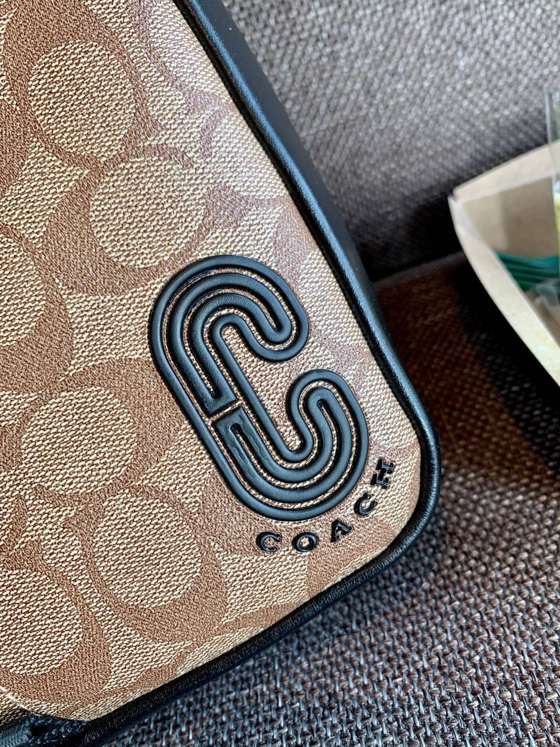 รุ่นที่คุณผู้ชาย2021 ต้องมีค่ะ💥 COACH 6788 EDGE STRADDLE SHOULDER BAG พร้อมส่งที่ไทย น่าใช้มากๆค่าา🔥 กระเป๋าสะพายแบบครอสบอดี้ร์ ทรงสวย หนังแท้นิ่มอย่างดีค่ะ ด้านหน้ามีช่องซิปซ่อนให้หนึ่งช่องนะคะ เปิดปิดช่องหลักแบบซิปคู่ภายในลึก ใส่ของจำเป็