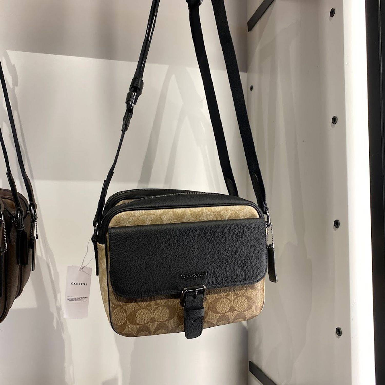 COACH C6080 HUDSON CROSSBODY IN BLOCKED SIGNATURE CANVAS ยกความคูลมาให้หนุ่มๆถึงที่!! ไอเท็มเด็ดหายาก กระเป๋าสะพายข้างดีไซน์ตัดสี เท่ไม่ซ้ำ วัสดุหนังแคนวาสสลับหนัง pepble ทนทาน ใช้งานง่าย ด้วยฝาปิดแบบกระดุมแม่เหล็กด้านหน้า และซิปที่ช่องหลัก ใช้ของได้เลยแบ