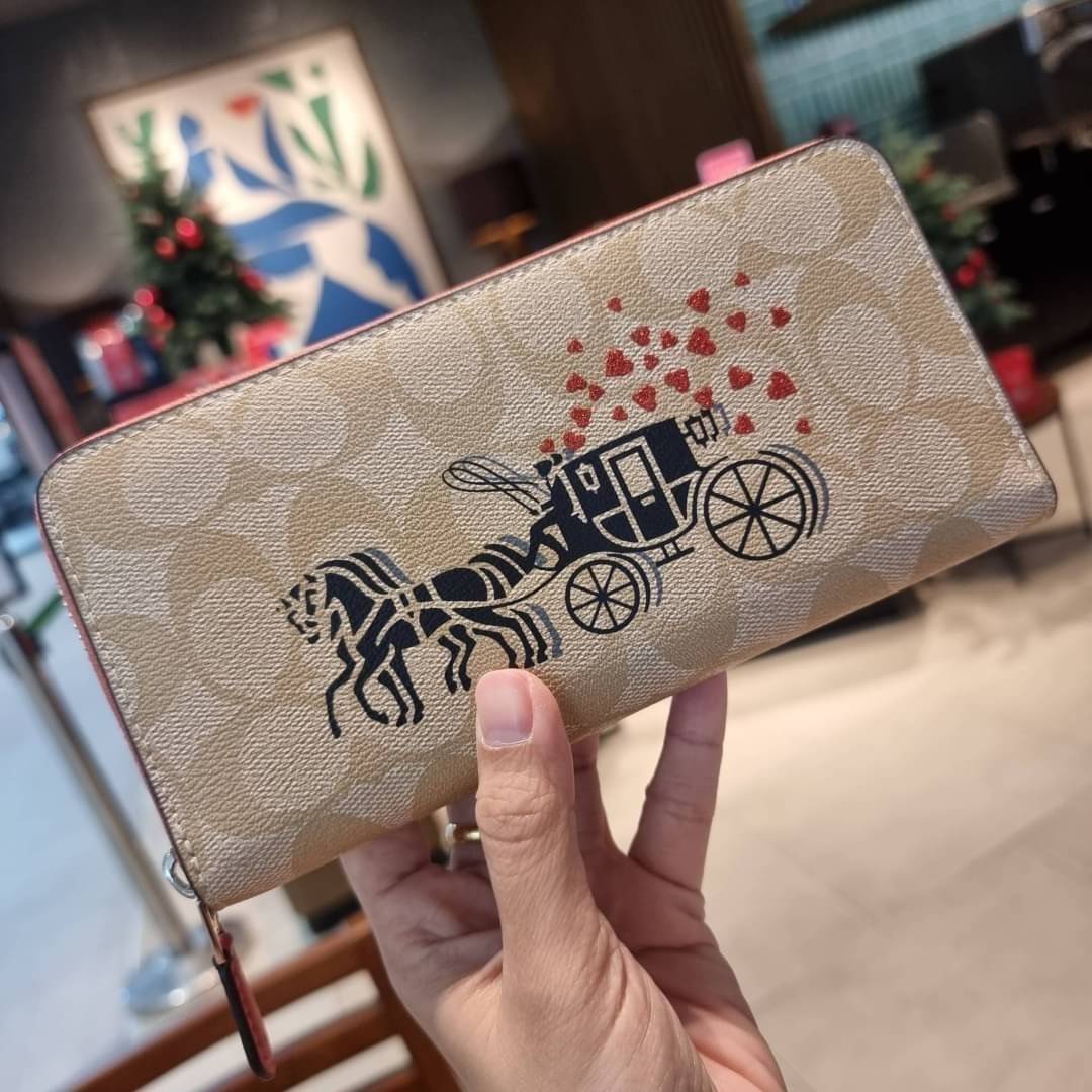 COACH ACCORDION ZIP WALLET IN SIGNATURE CANVAS กระเป๋าสตางค์ใบยาวนี้ที่เหมาะกับการใช้งานทุกรูปแบบ นอกจากเพิ่มความมั่นใจแล้ว ยังทำให้ชีวิตของเราง่ายขึ้นอีกด้วย โดยการเปิดปิดแบบซิปรอบ สามารถใส่ธนบัตร เหรียญ บัตรต่างๆได้หลายใบเลยทีเดียว ขนาดของกระเป๋าสามารถถ