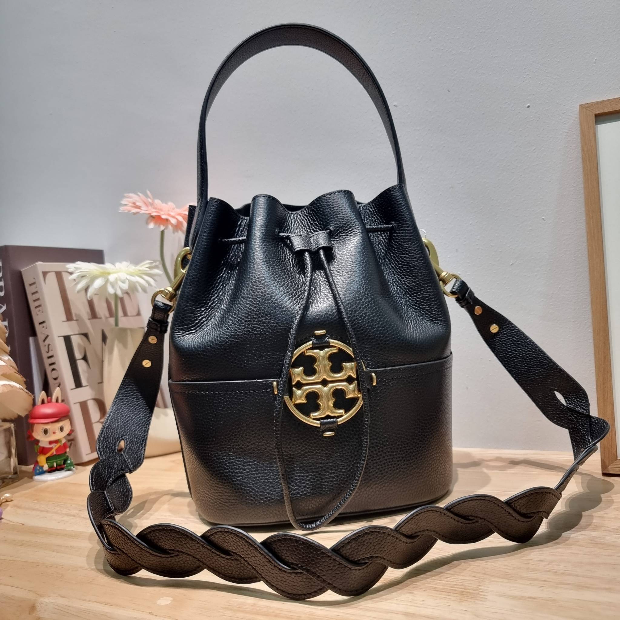 TORY BURCH MILLER BUCKET BAG / Tory Burch Bag รุ่นยอดนิยม สวยหรู ดูผู้ดี กับกระเป๋าสะพายบัคเก็ตใบใหญ่ โดดเด่นด้วยโลโก้สีทอง รูปทรงคลาสสิค ใช้งานง่ายด้วยหนังรูด