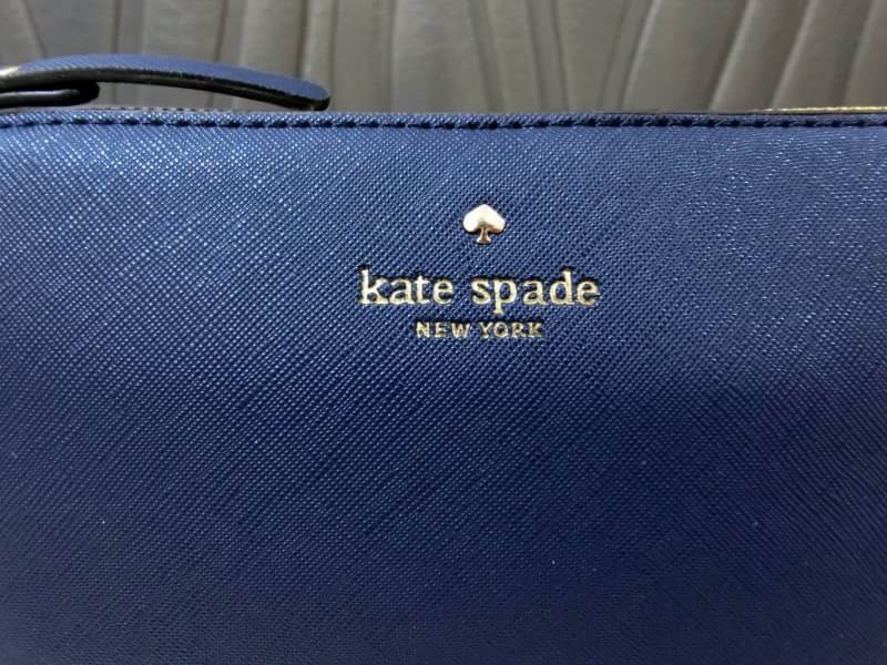 KATE SPADE CEDAR STREET MANDY แบรนด์ดังจากอเมริกาสุดฮิต กระเป๋าขนาดน่ารัก สะพายข้าง หนัง saffiano ภายในลายสวยเก๋สีทองเรียบหรู ทรงแข็งอยู่ทรง MUST HAVE!!