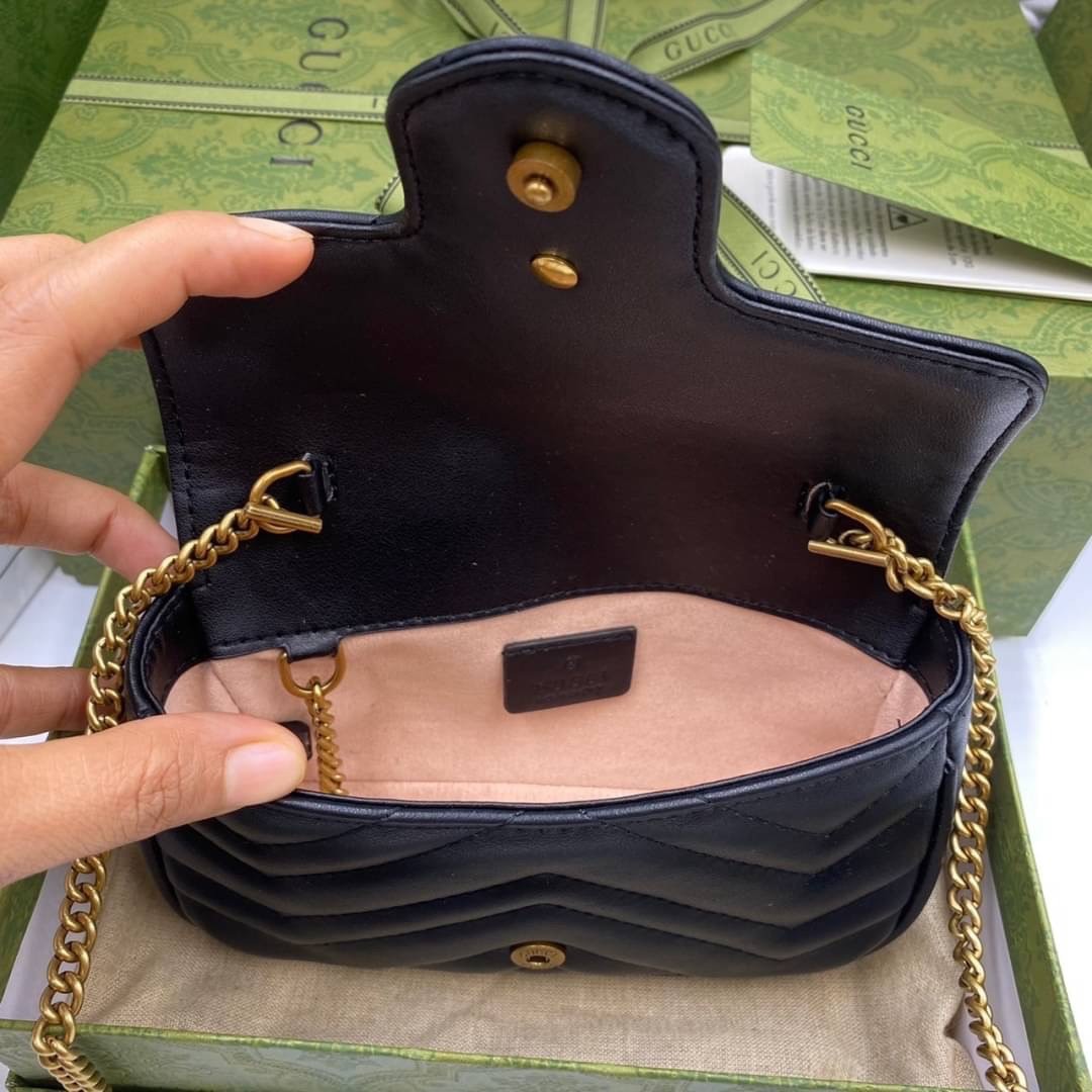 หนังแท้ GUCCI GG Marmont Super Mini กระเป๋าสะพายข้างใบเล็ก น้องมินิ น่ารั๊กมุ้งมิ้ง วัสดุหนังแท้เชฟรอน สายสะพายแบบโซ่ อะไหล่ทองหรูหรา ด้านหน้าประดับโลโก้แบรนด์หรู ทนทาน แข็งแรง น้ำหนักเบา น่ารักมุ้งมิ้ง ไม่ควรพลาดเลยค่า ภาพสินค้าถ่ายจากงานขายจริง ใช้งานต่