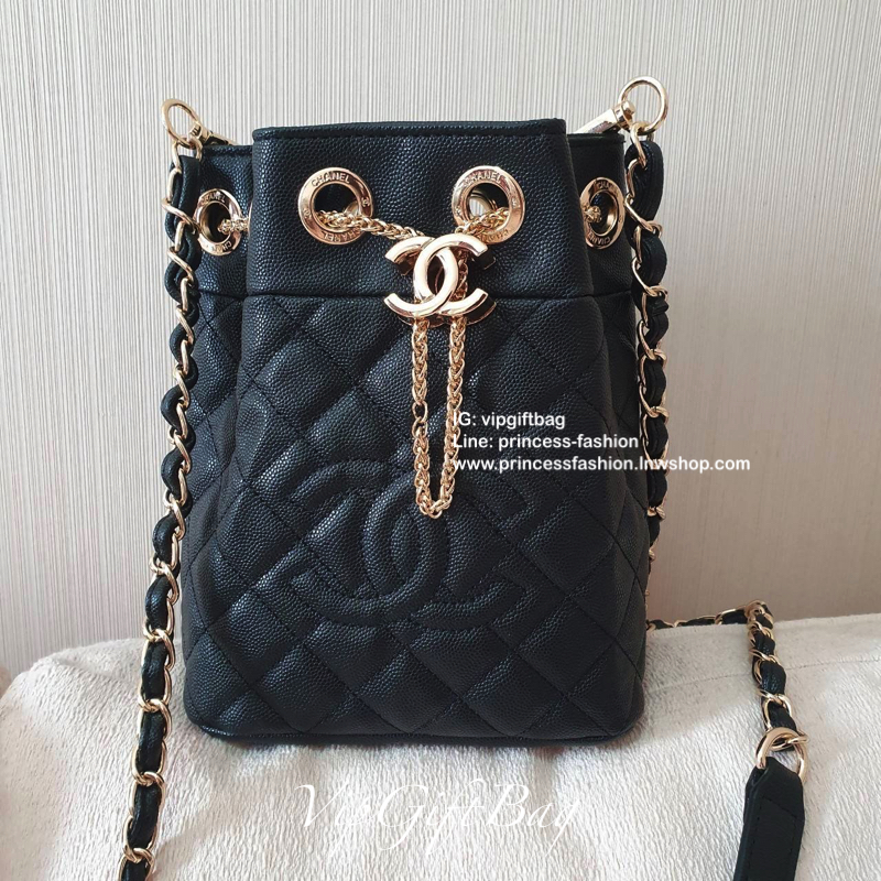 รุ่นใหม่ส่งท้ายปีกับ CHANEL CAVIER BUCKET CROSSBODY BAG งาน VIP GIFTจากเคาเตอร์้แบรนด์ดังระดับโลก ทรง MINI BUCKET จีบน่ารัก ขนาดมินิ หนังคาเวียร์เต็มใบ อะไหล่ทอง เปิดปิดด้วยการรูดปากจีบและกระดุมแม่เหล็กซ้อนอีกชั้น ด้านในใส่ขอฃจุกจิก กระเป๋าสตางค์แบบสั้นแล