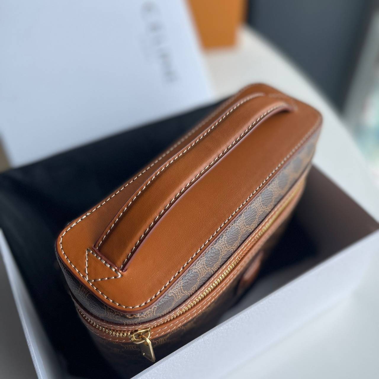 หนังแท้ CELINE VANITY VINTAGE BAG / Celine Macadam Vanity Bag Dark brown กระเป๋าถือ ใส่เครื่องสำอางค์หรือของใช้ต่างๆได้ ภายในโล่งกว้าง ซิปรอบใช้งานง่าย จุของได้เยอะ เกรดออริจินอลงานหนังแท้ทั้งใบ พิมพ์ลายคมชัด ปั้มลายชัดเจน ภาพสินค้าถ่ายจากงานขายจริง ใช้งา