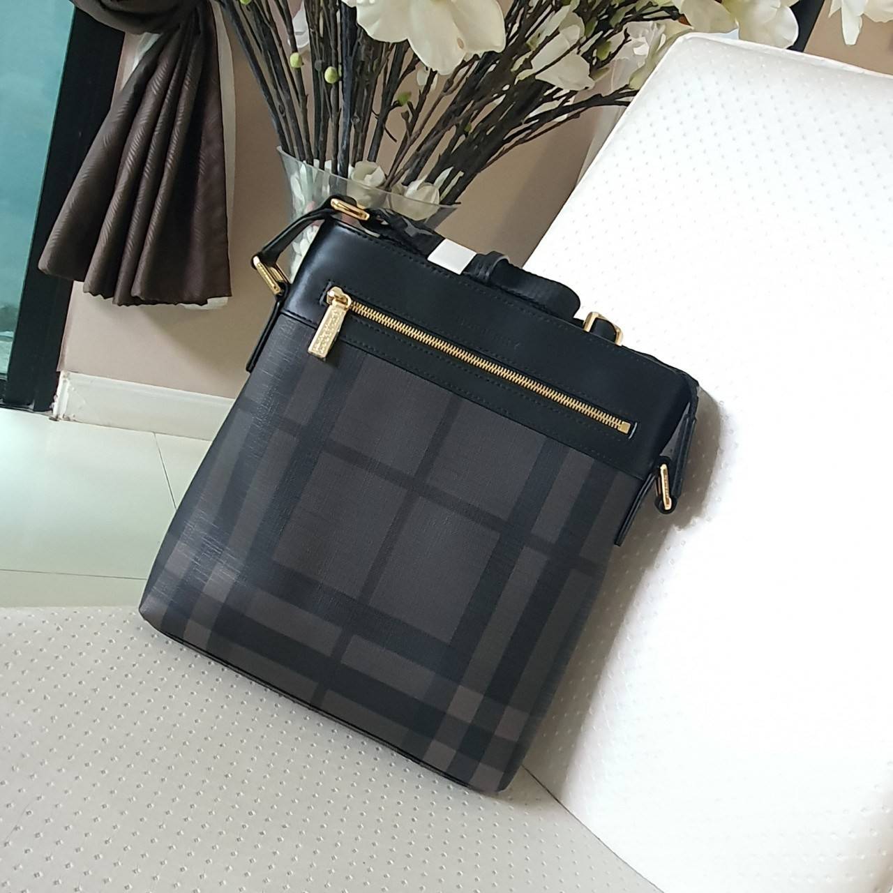 พร้อมเป็นของขวัญ มอบให้คุณผู้ชายแล้วค่ะ สำหรับ BURBERRY CROSSBODY VINTAGE BAG VIP GIFT WITH PURCHASE (GWP) พรีเมี่ยมกิ๊ฟ Limited Edition จากBURBERRY วัสดุหนังโทนสีสุภาพ คลาสสิก ตกแต่งด้วยซิปสะดวกใช้ด้านหน้า ช่องหลักเปิดปิดด้วยซิปยาวด้านบน พร้อมช่องซิปอีกห