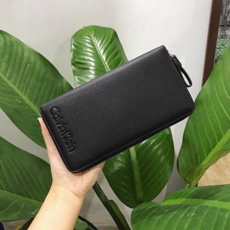 Calvin Klein Long Wallet กระเป๋าสตางค์ใบยาวซิปรอบ ภายในมีช่องใส่ธนบัตร ช่องใส่บัตรหลายช่อง และช่องซิปสำหรับใส่เหรียญ จะมอบเป็นของขวัญก็เหมาะค่ะ
