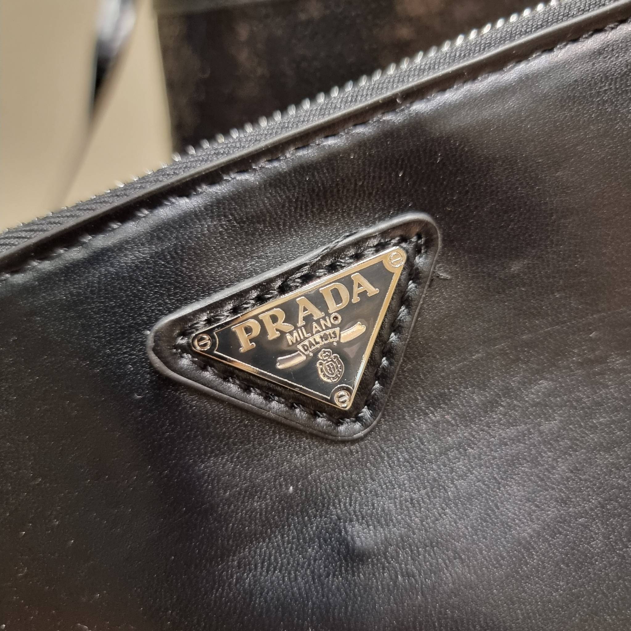 PRADA SMALL SEQUINED MESH TOTE BAG เอาใจสายแฟอีกครั้ง!! กระเป๋าทรงโท้ท ขนาดเล็ก ที่มีดีเทลฝีมือ ด้วยการเรียงร้อยแผ่นเลื่อมเป็นตาข่ายรอบใบ ตัดขอบด้วยหนังสังเคราะห์ พิเศษพร้อมใบลูกให้ด้วย ทรงใช้งานง่าย ภายในโล่งกว้าง ถือไปเรียน ไปเที่ยว ไปทำงาน พกพาง่ายสุดๆ